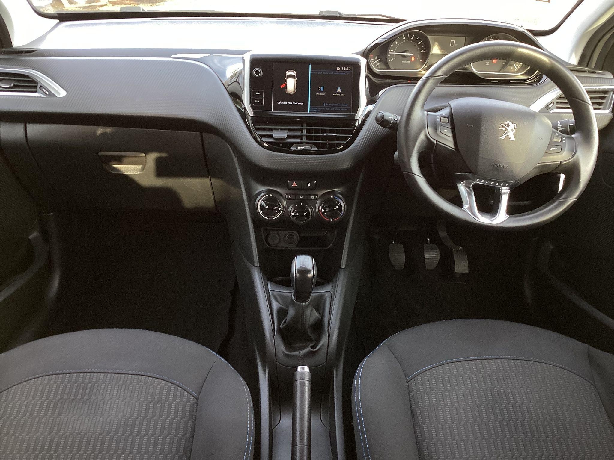 Peugeot 208 Image 12