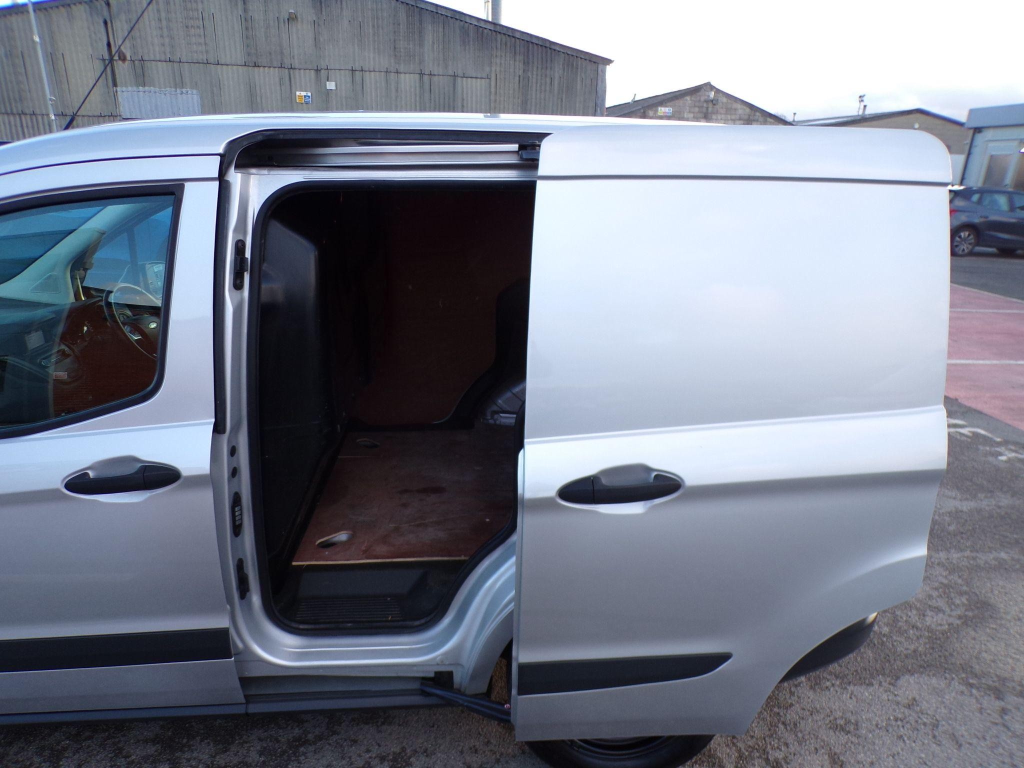 Ford Transit Courier Image 11