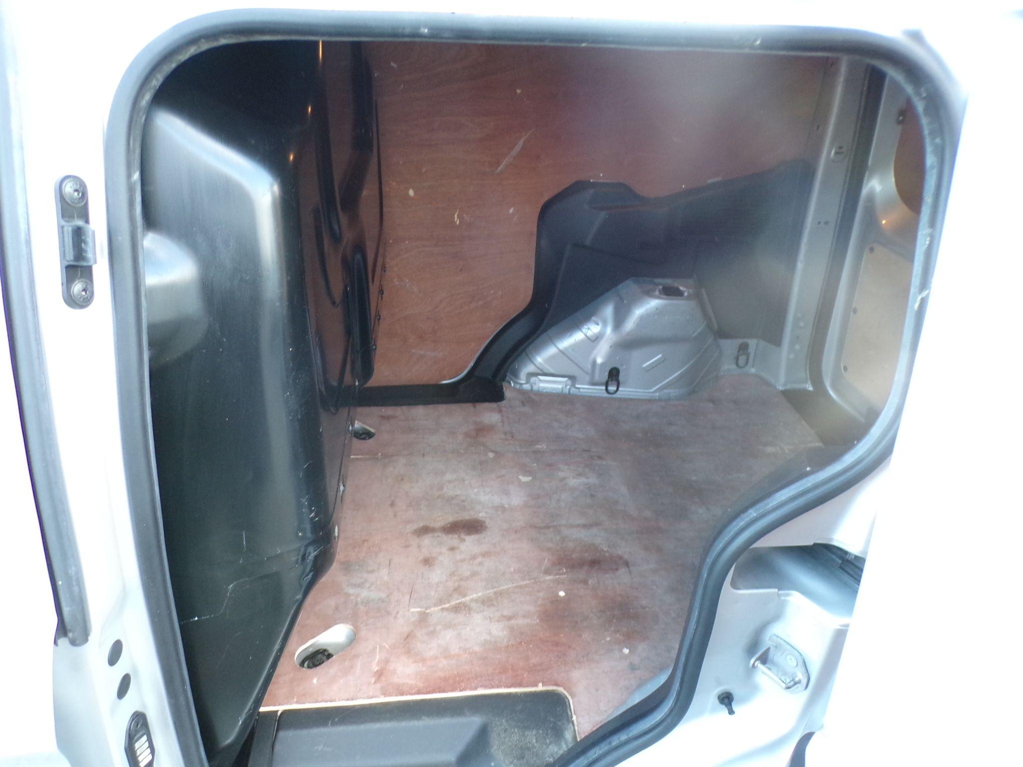 Ford Transit Courier Image 12