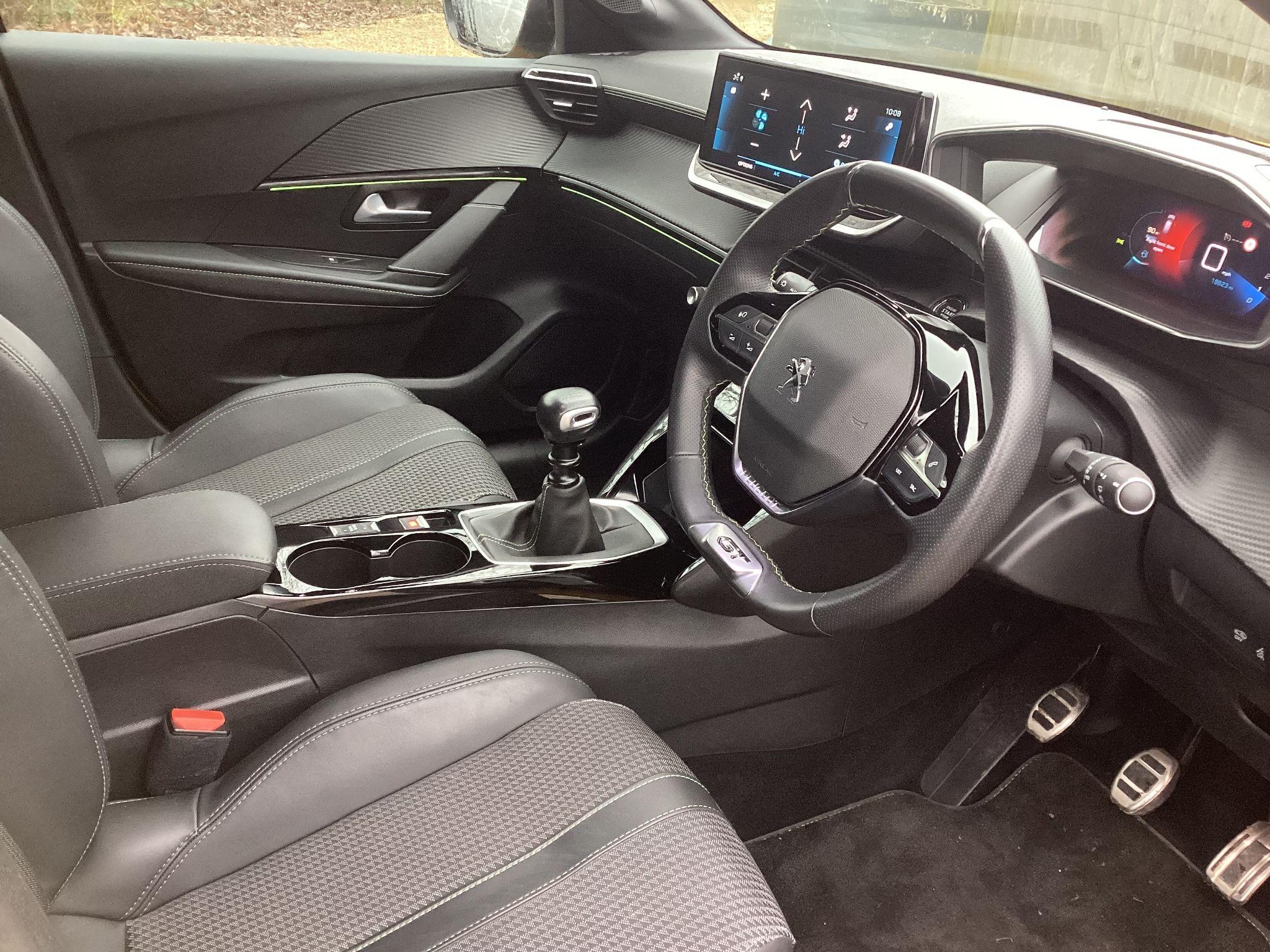 Peugeot 208 Image 11