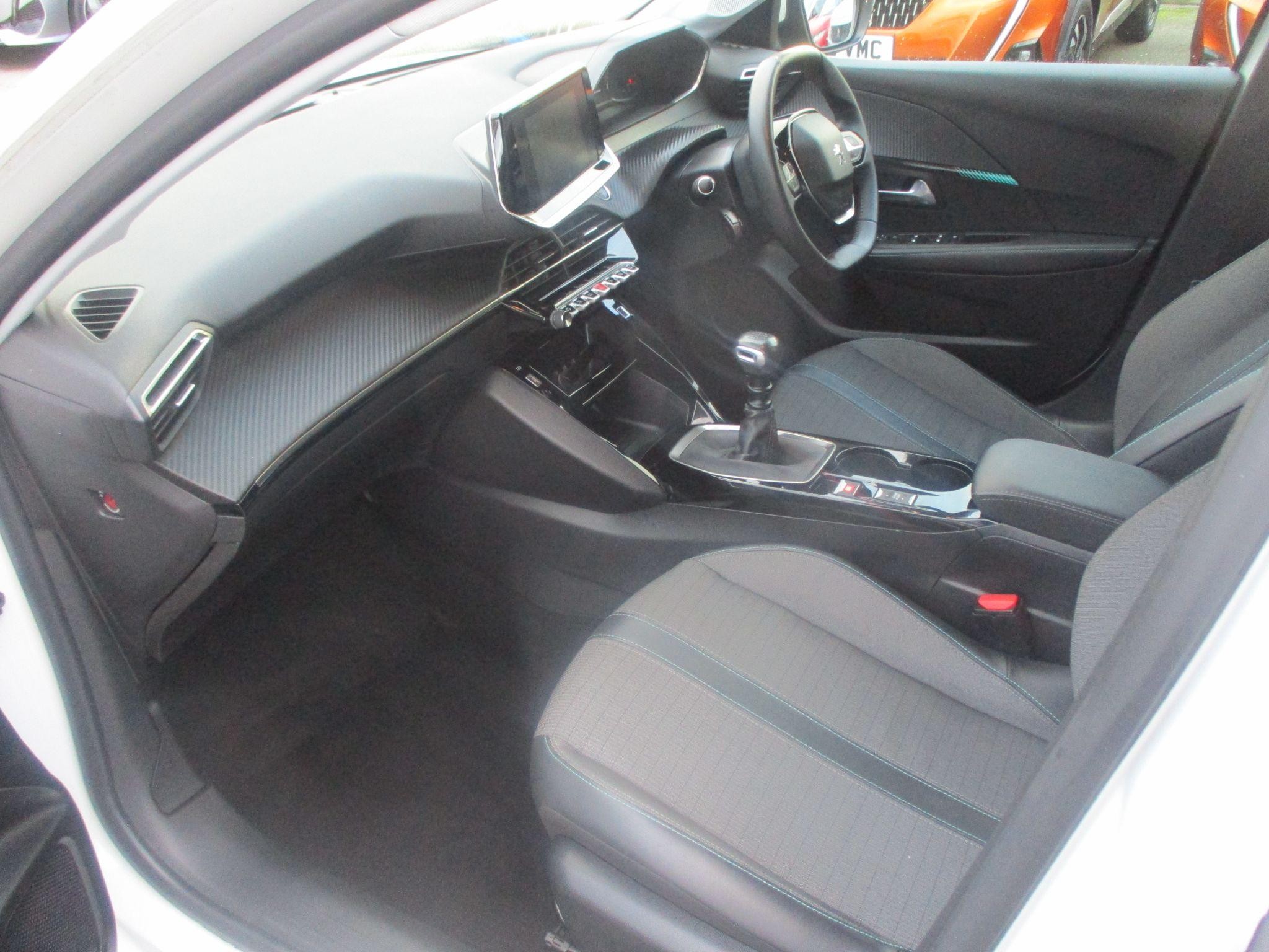 Peugeot 208 Image 15