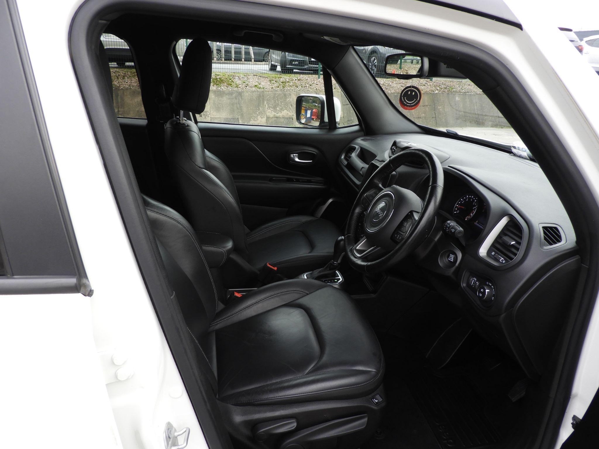 Jeep Renegade Image 12