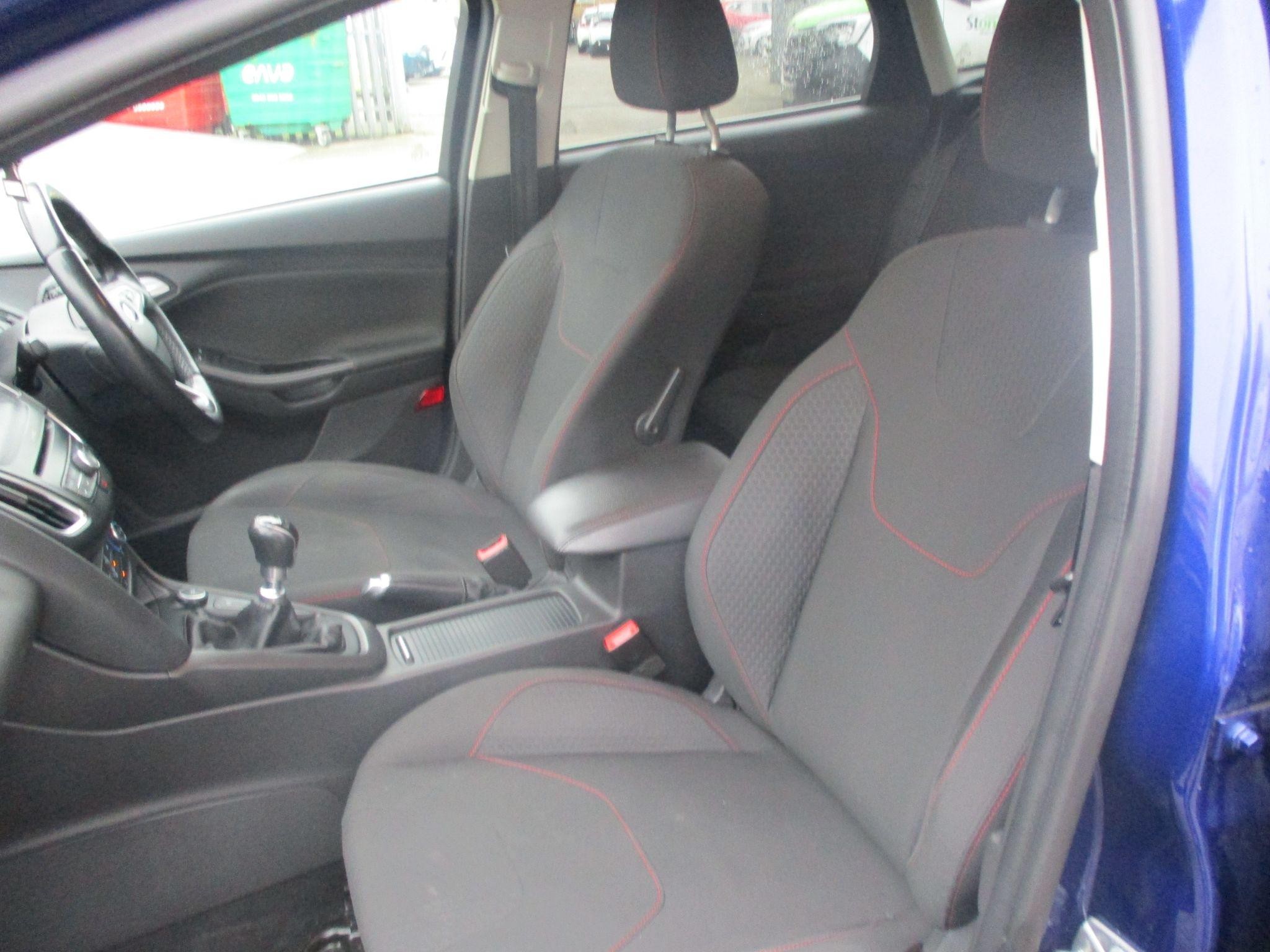 Ford Focus Image 11