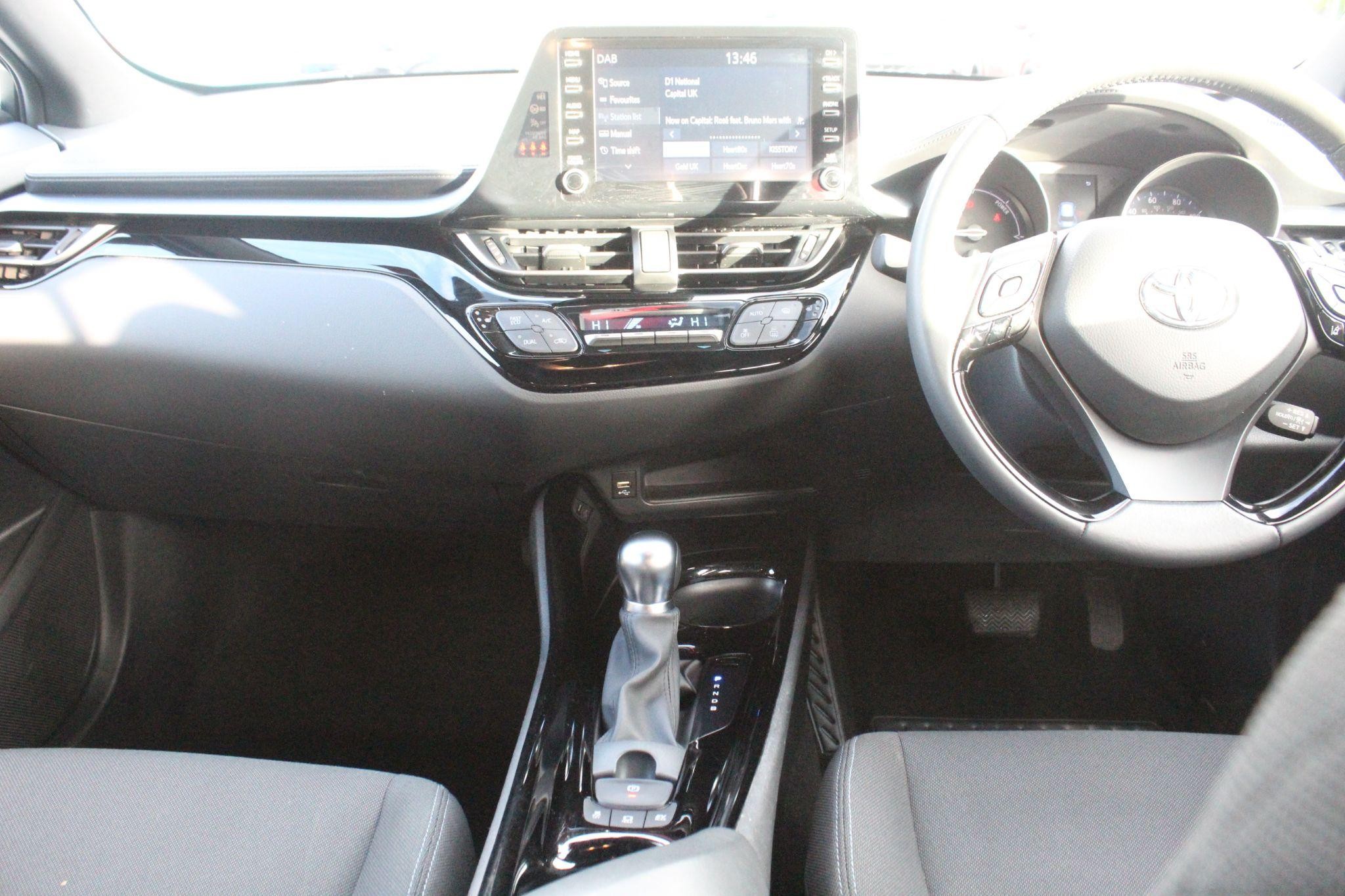 Toyota C-HR Image 25