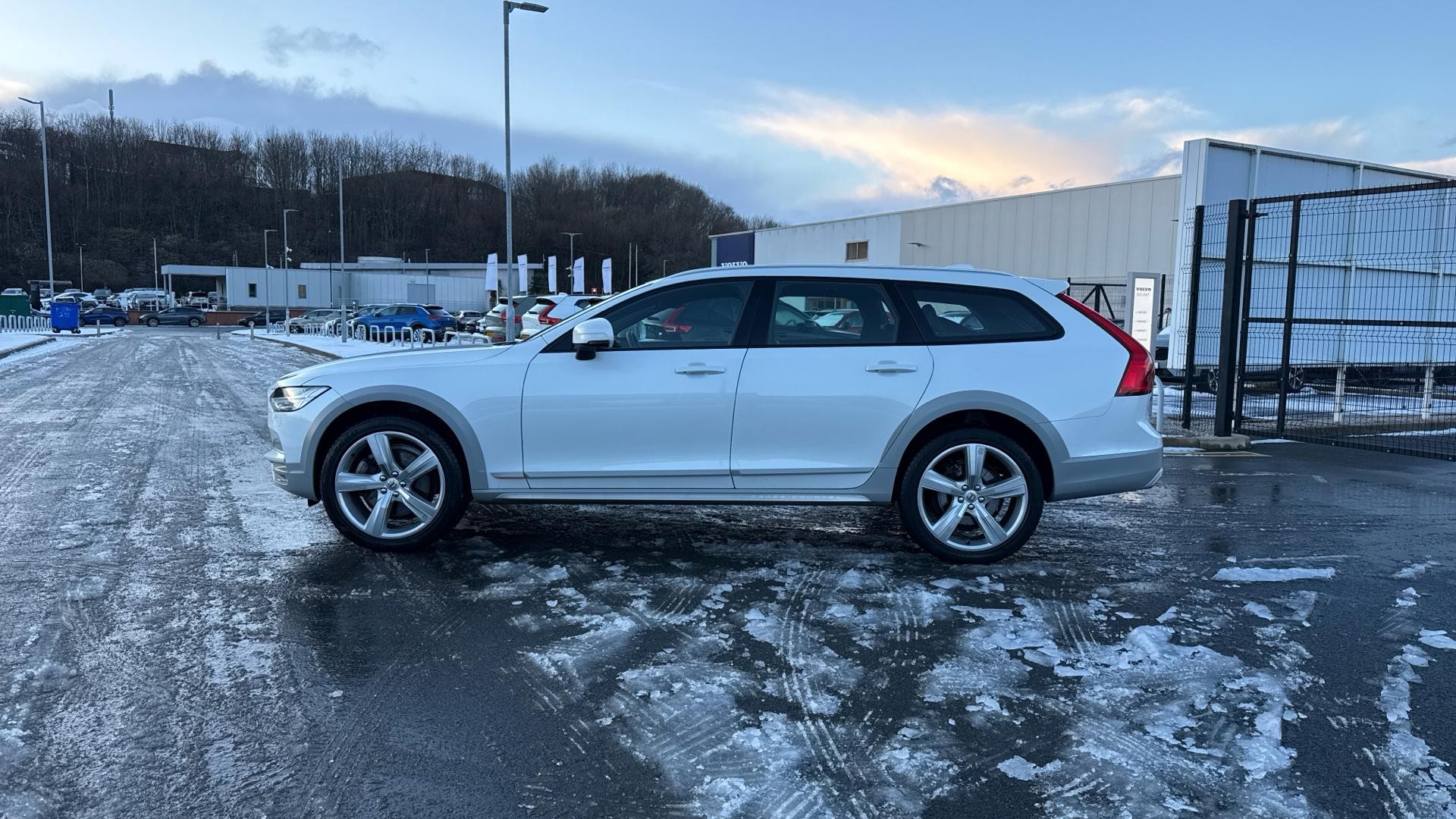 Volvo V90 Cross Country Image 8