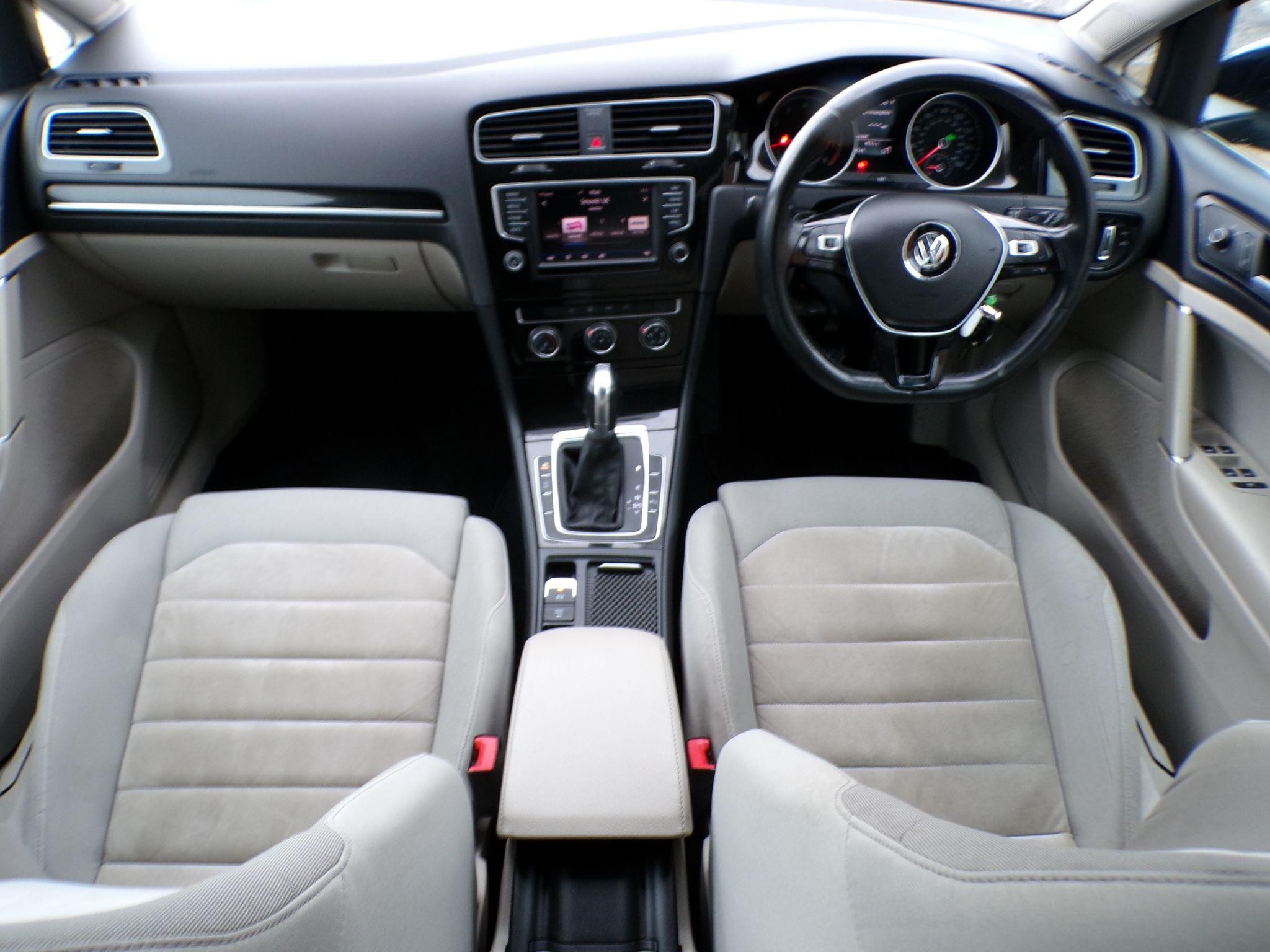 Volkswagen Golf Image 12