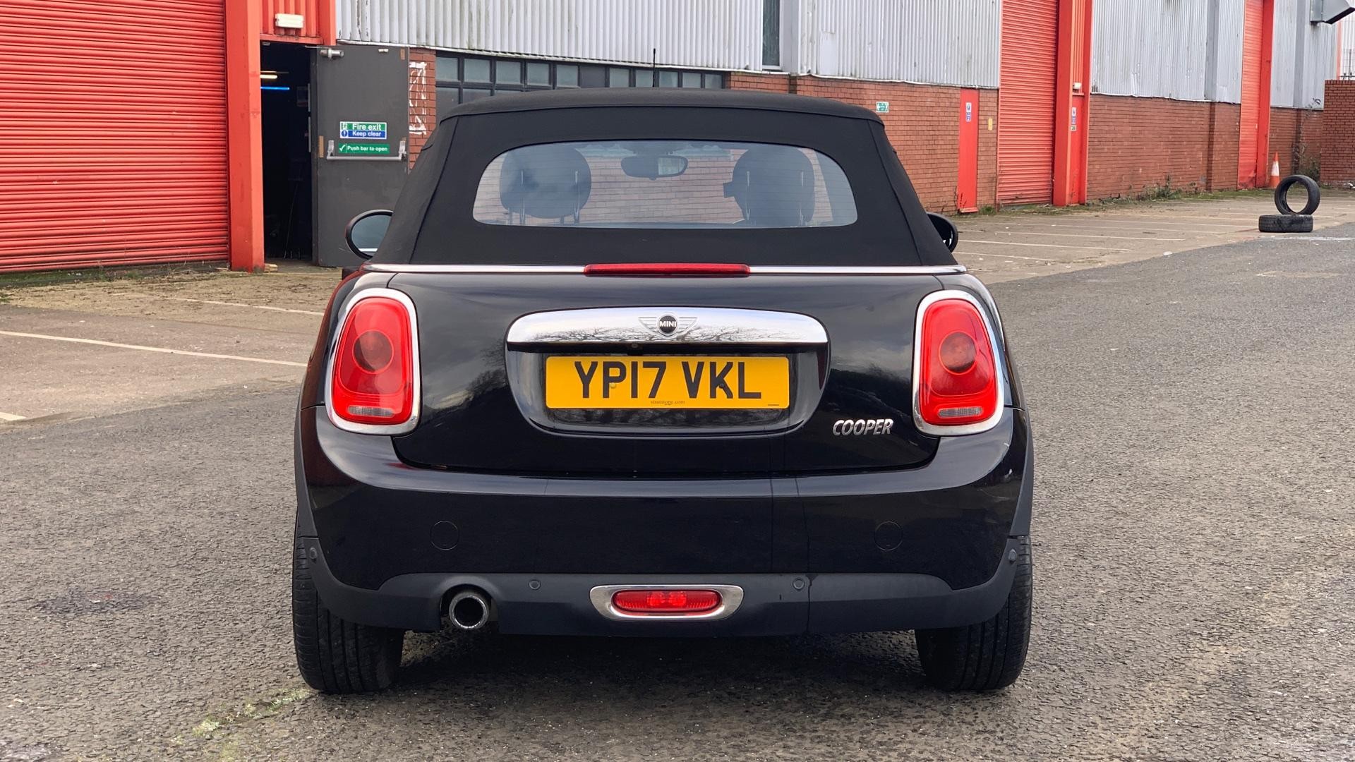 MINI Convertible Image 13