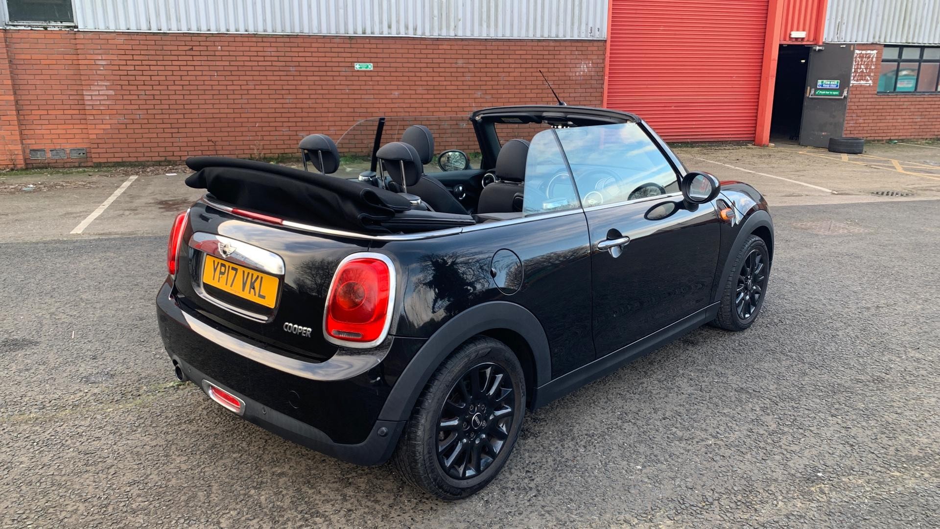 MINI Convertible Image 38