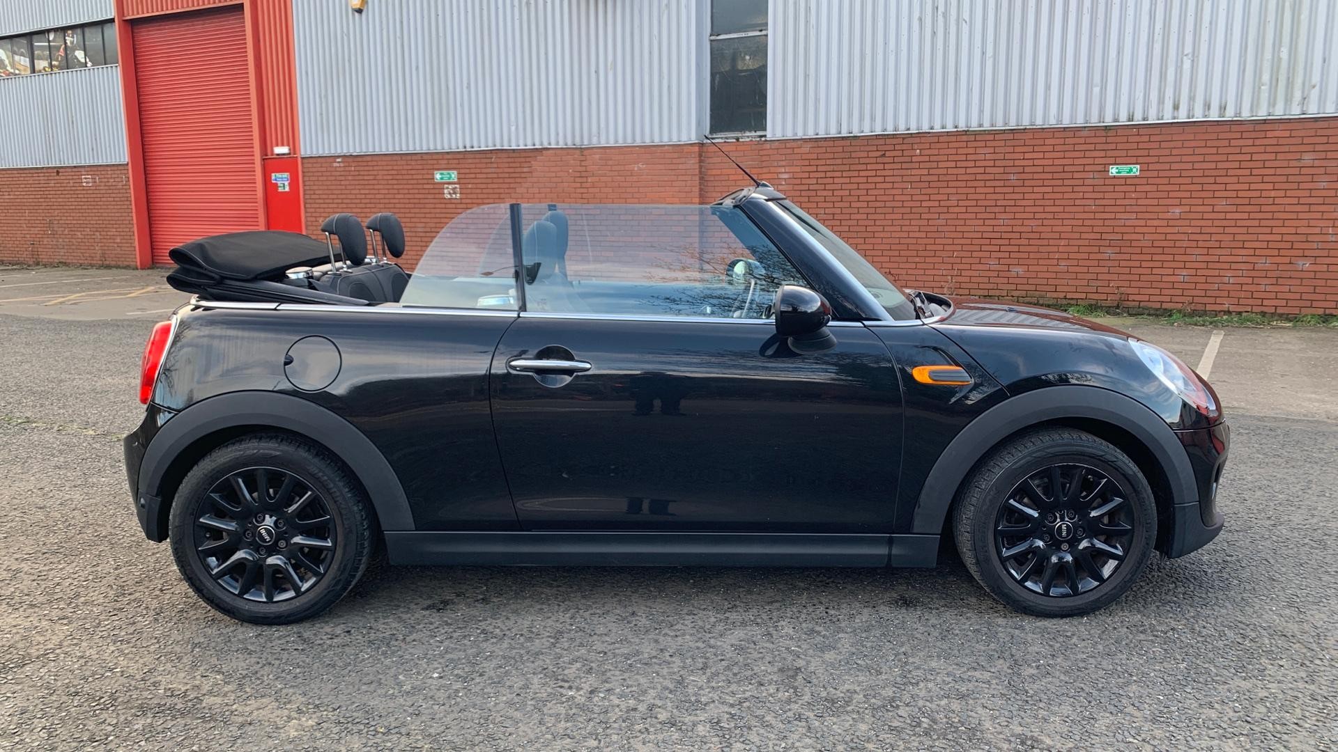 MINI Convertible Image 39