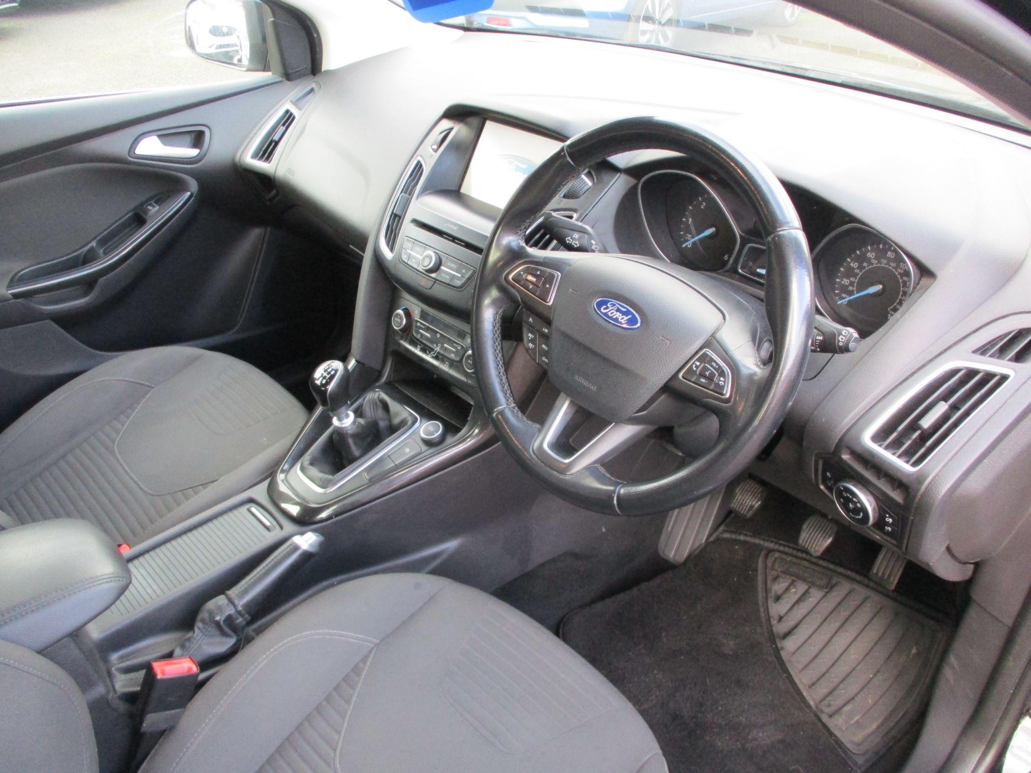 Ford Focus Image 16