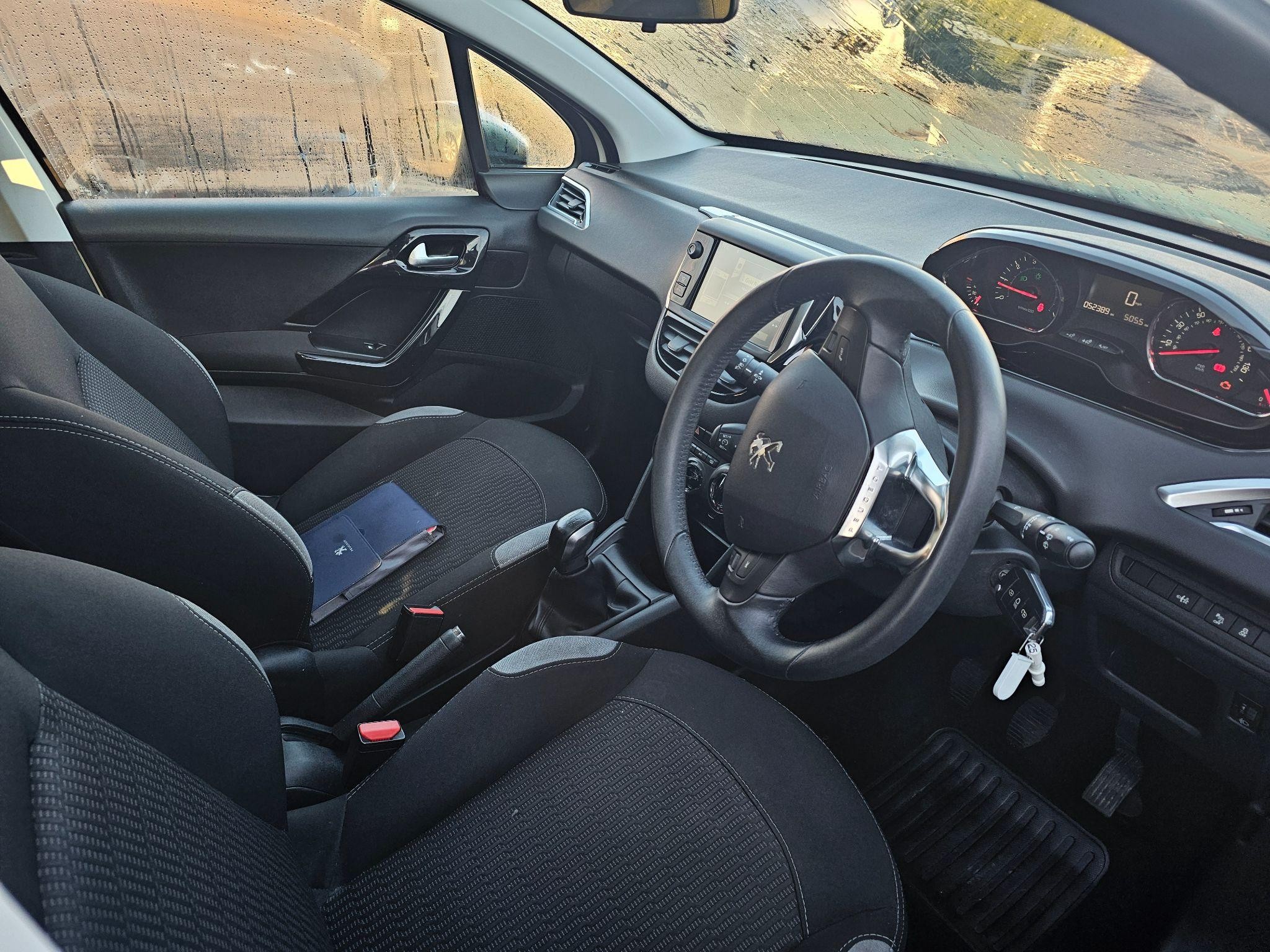 Peugeot 208 Image 9