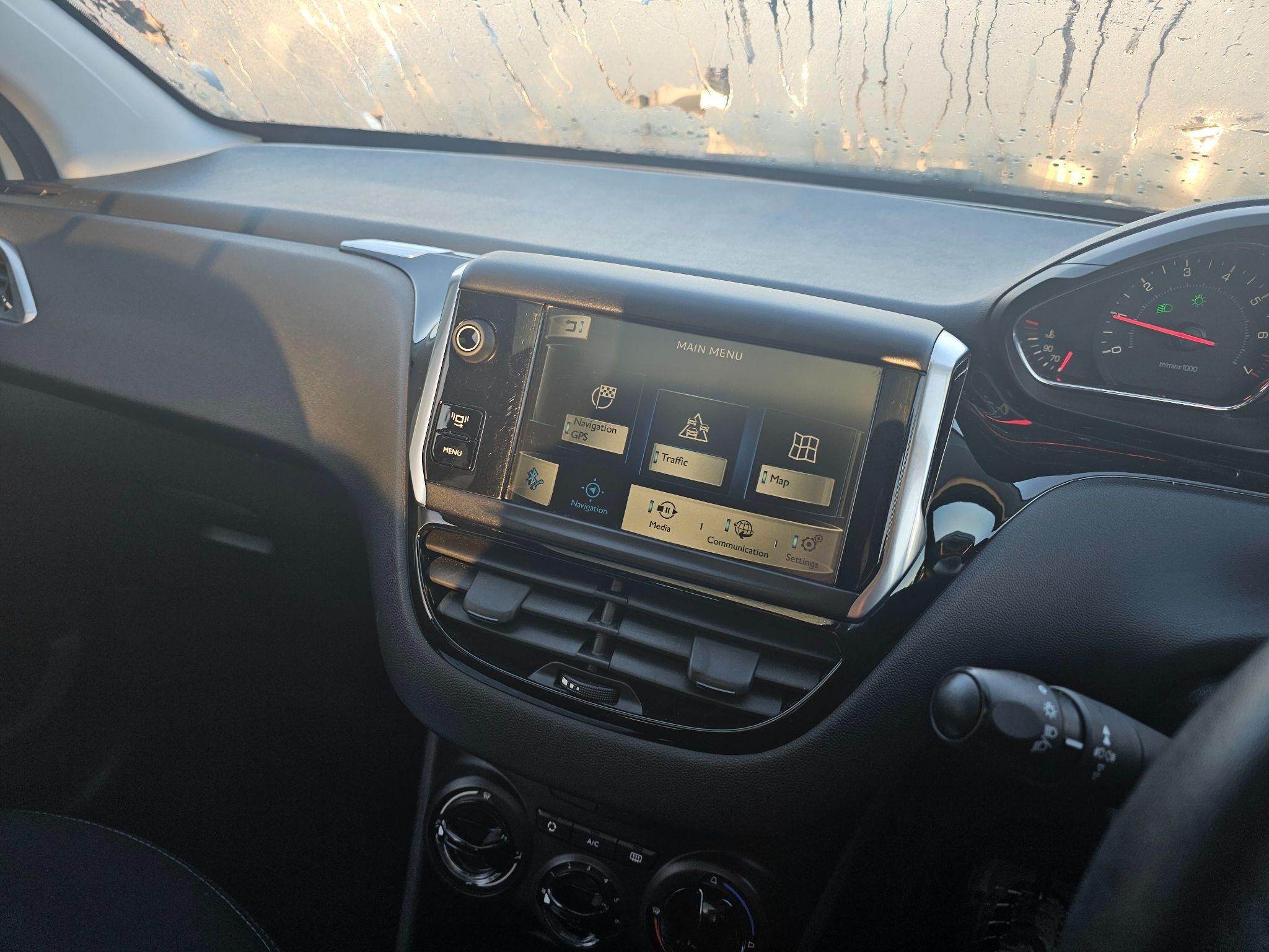 Peugeot 208 Image 11