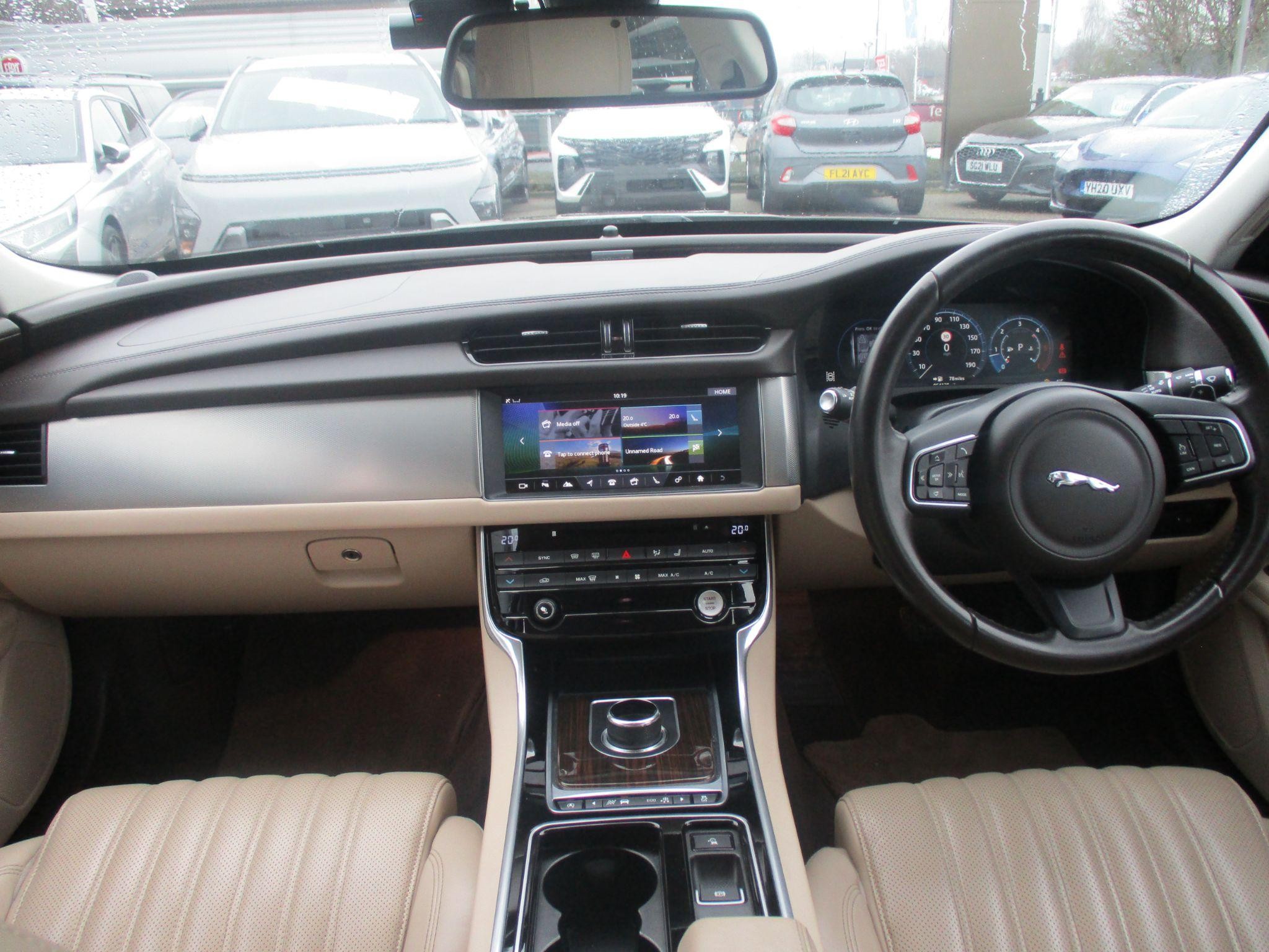 Jaguar XF Image 13