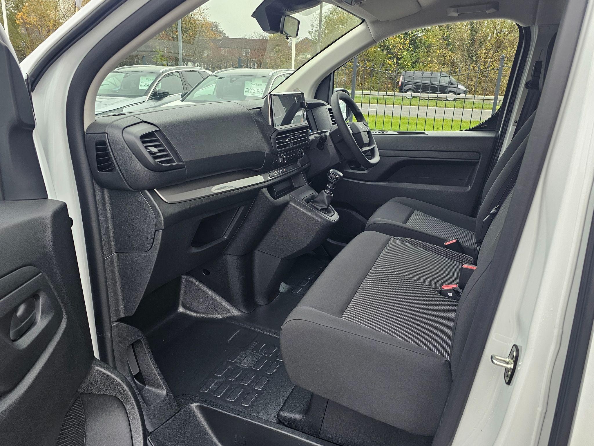 Citroen Dispatch Image 17