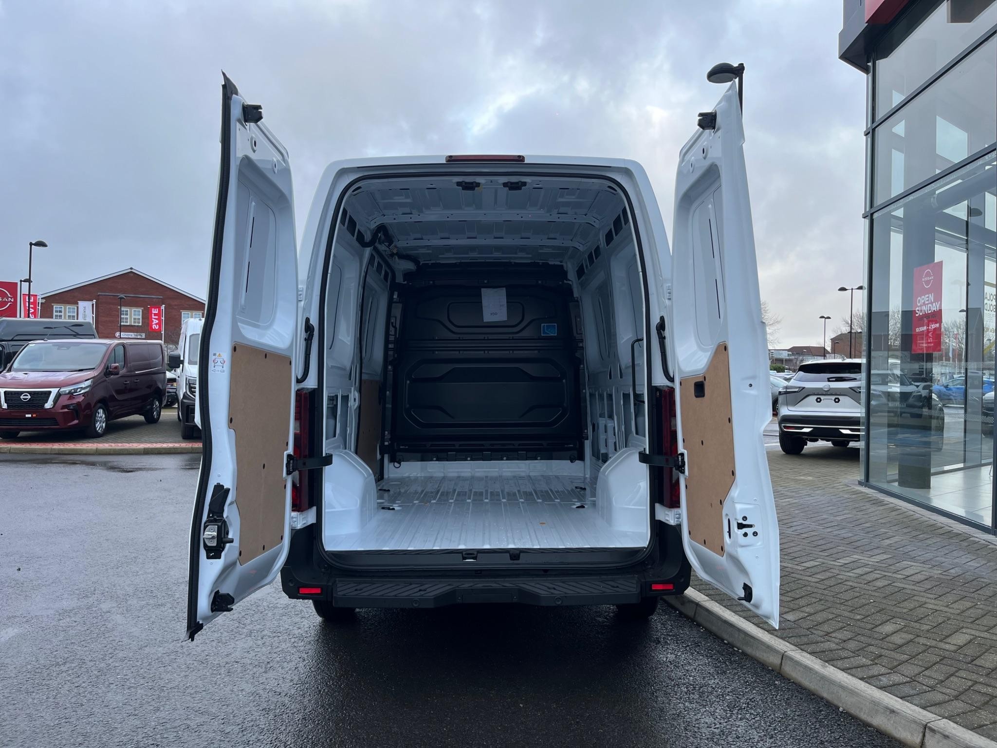 Nissan Interstar Image 8