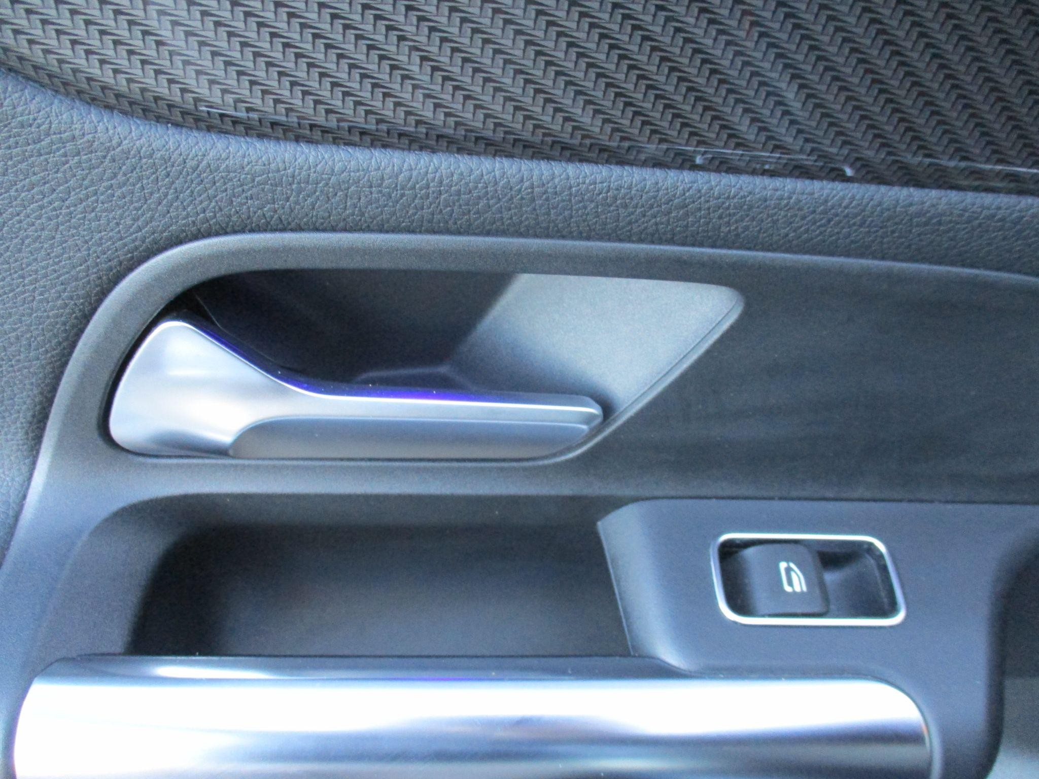 Mercedes-Benz GLA Image 32