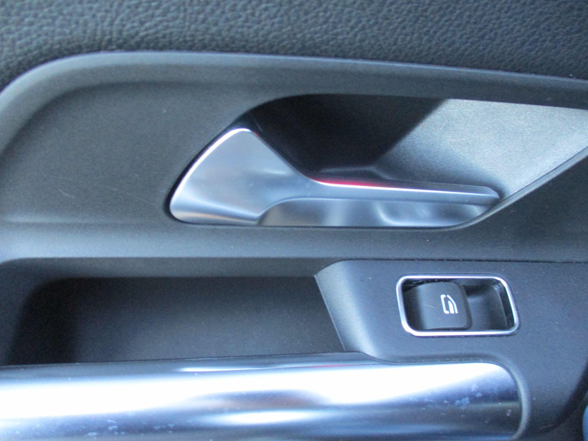 Mercedes-Benz GLA Image 33