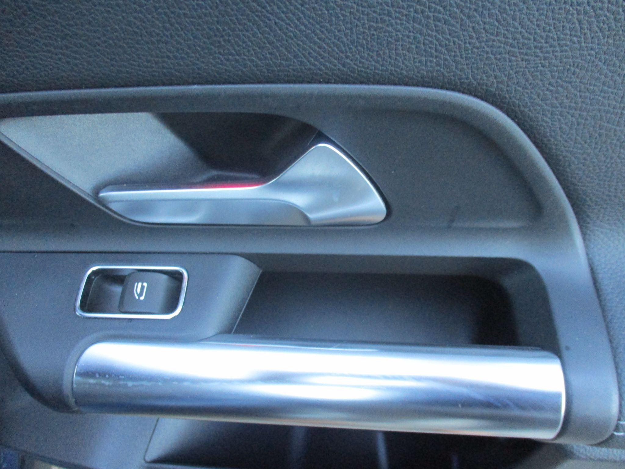 Mercedes-Benz GLA Image 34