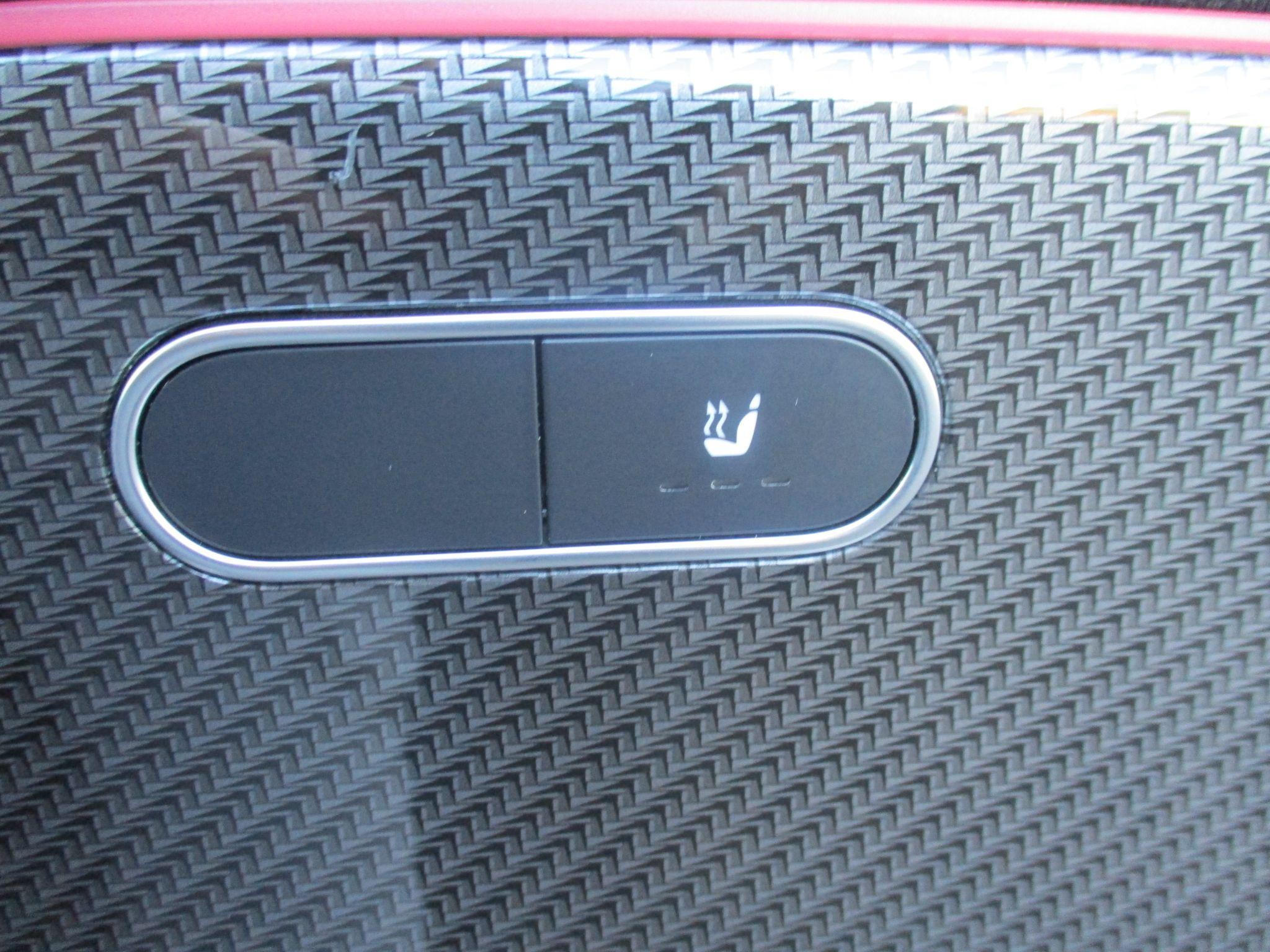 Mercedes-Benz GLA Image 35