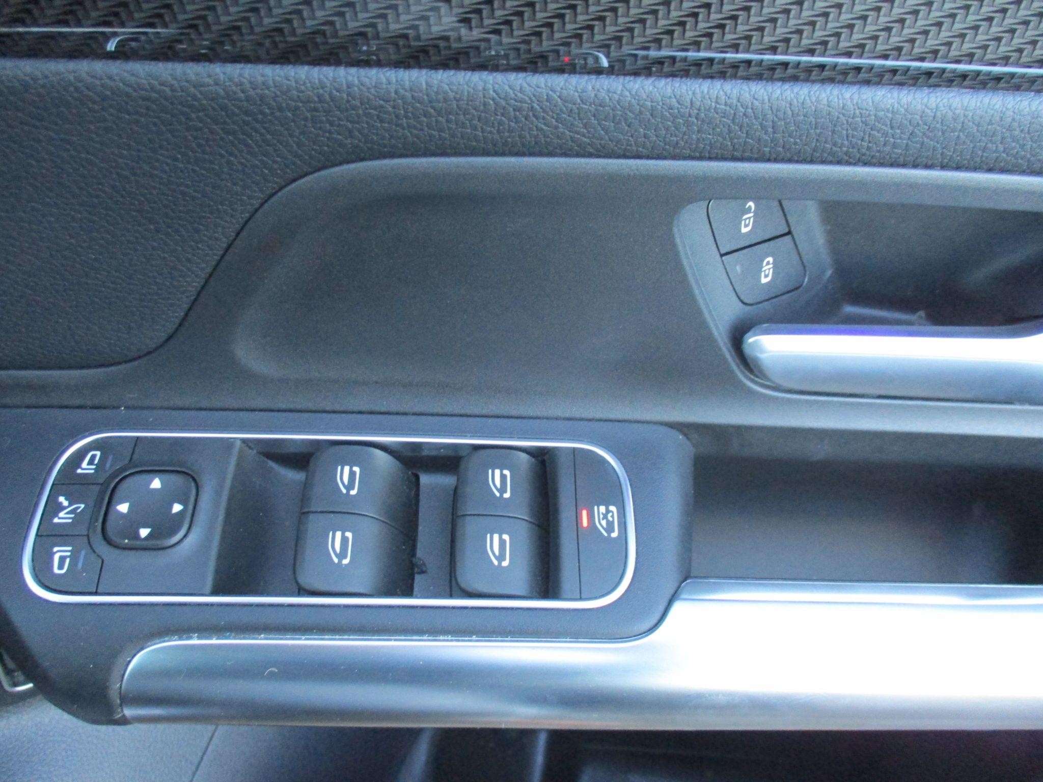 Mercedes-Benz GLA Image 36