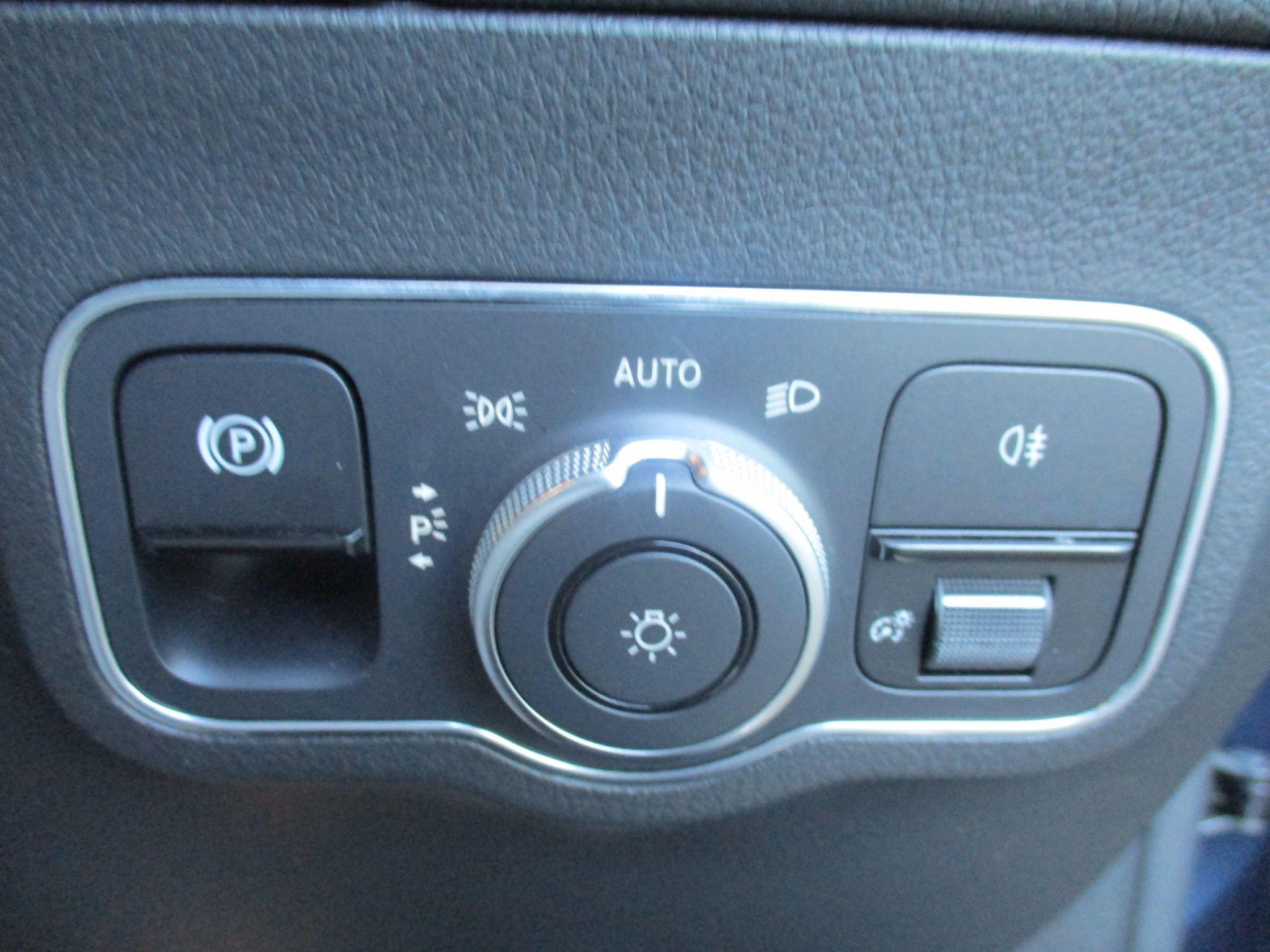 Mercedes-Benz GLA Image 38