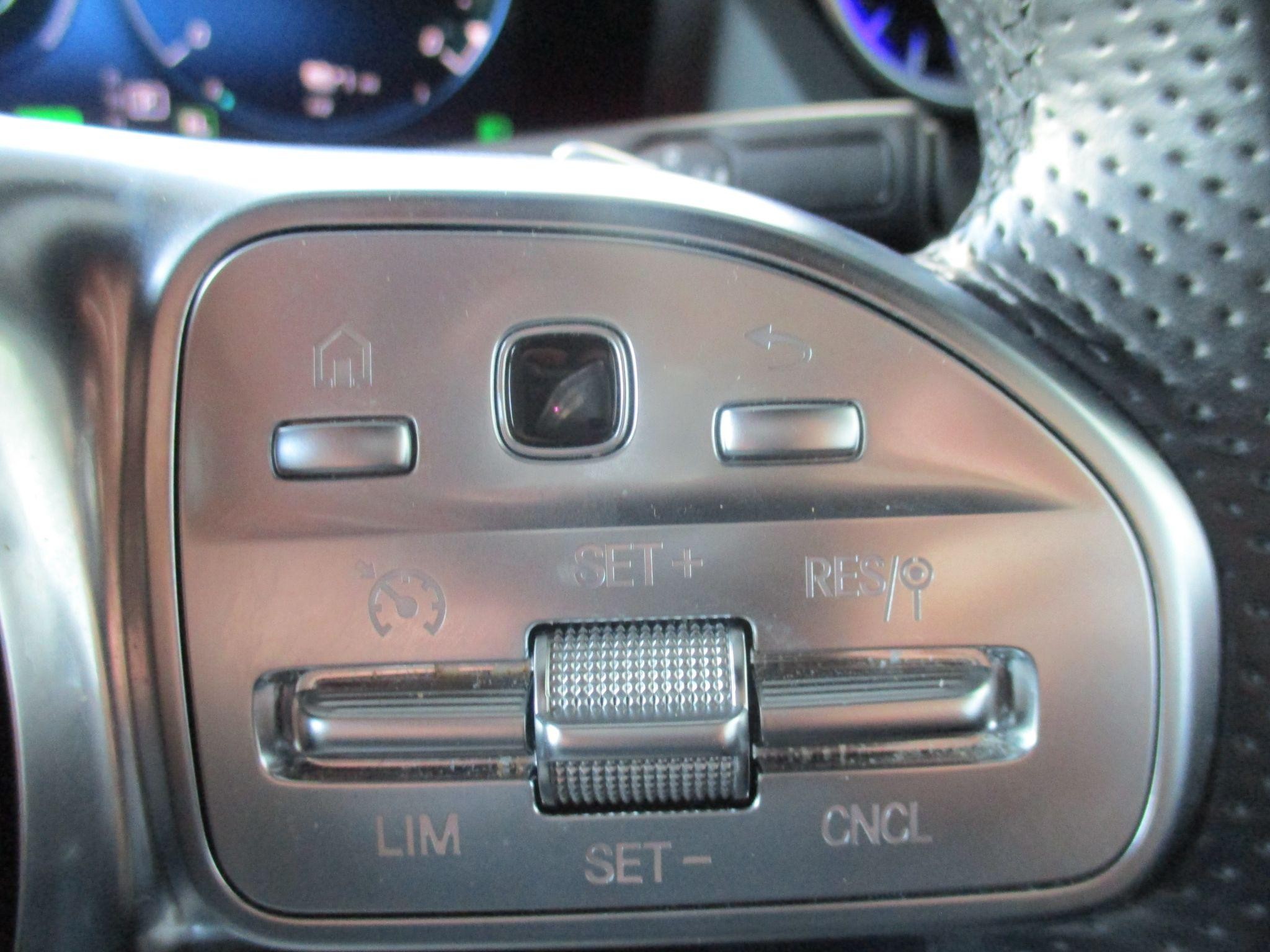Mercedes-Benz GLA Image 41