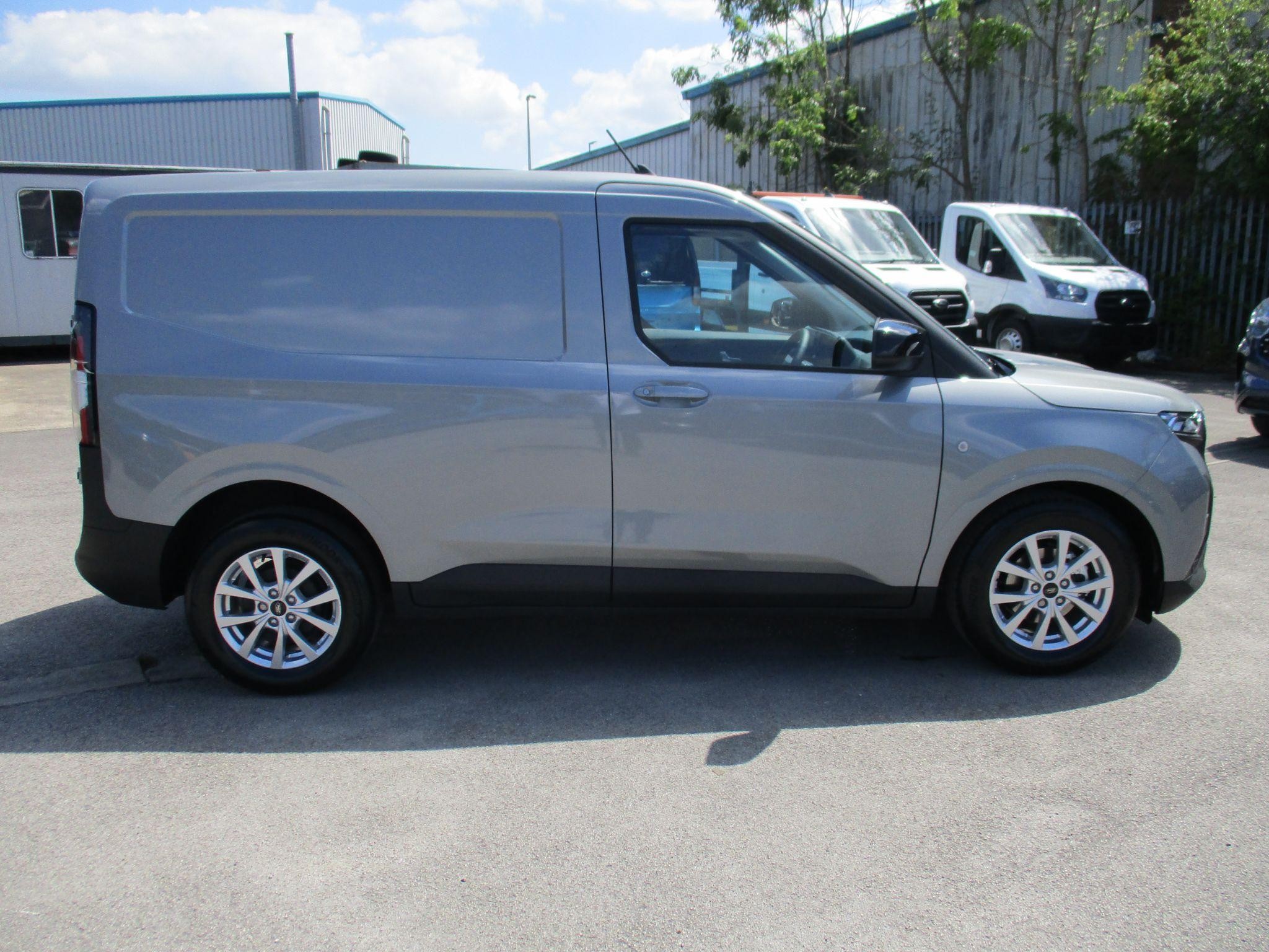 Ford Transit Courier Image 2