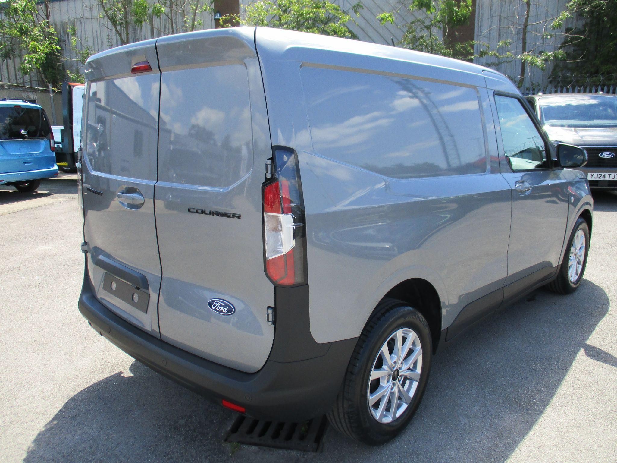 Ford Transit Courier Image 3