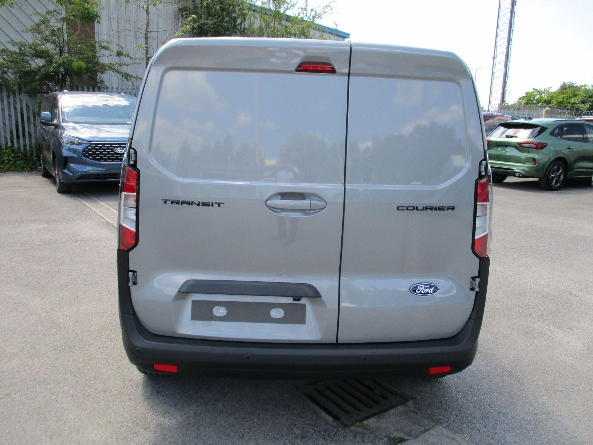 Ford Transit Courier Image 4