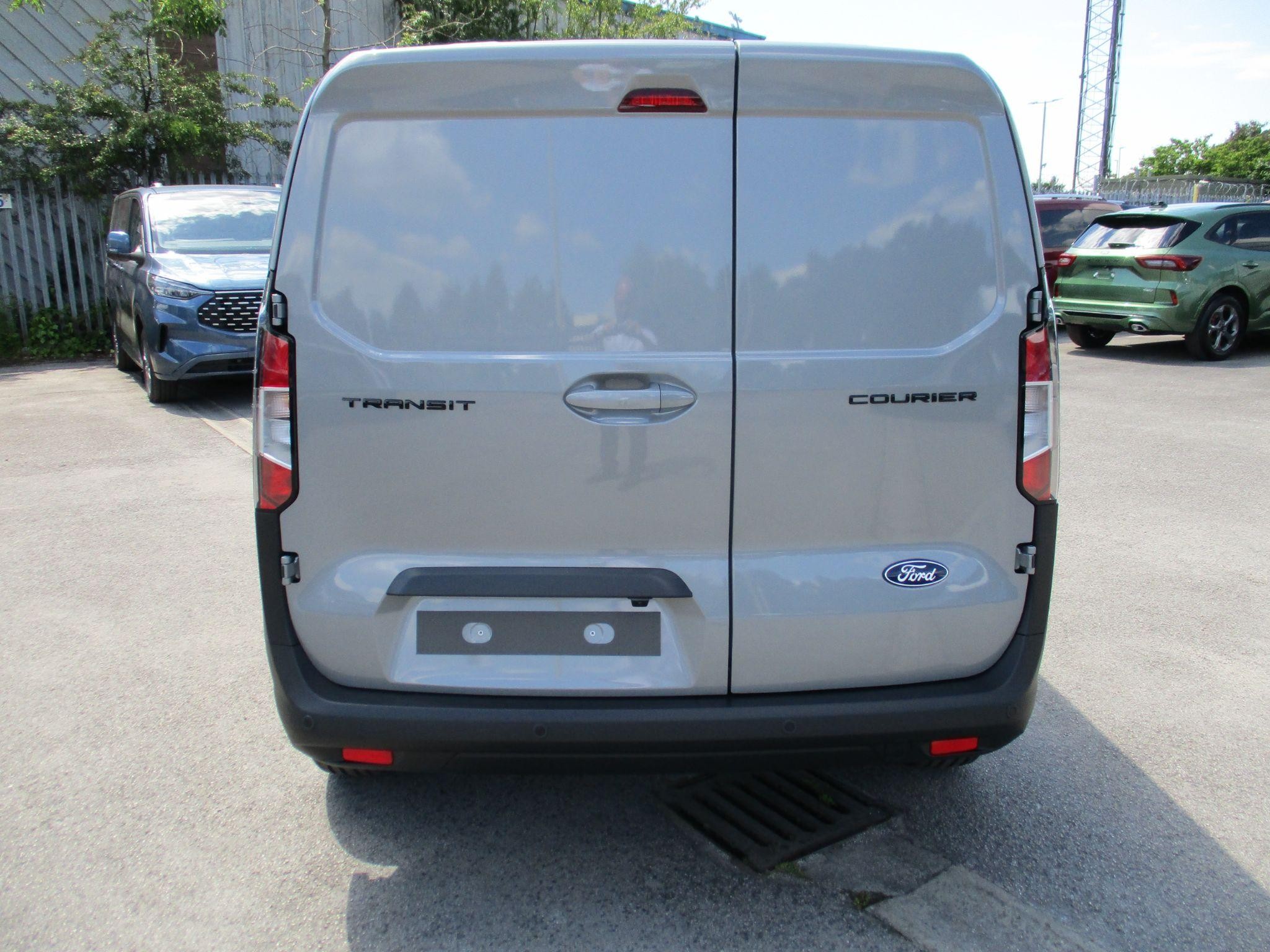 Ford Transit Courier Image 5