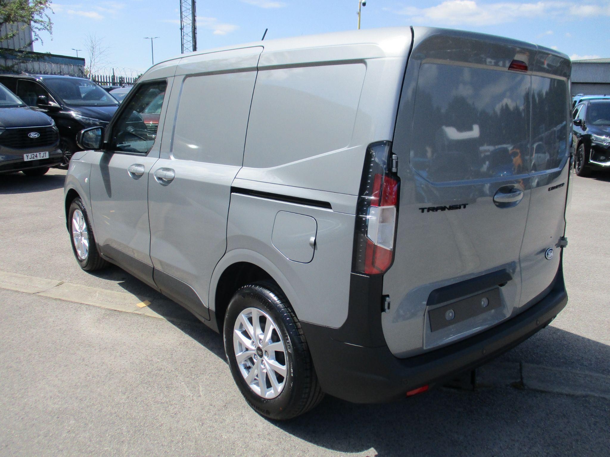 Ford Transit Courier Image 6