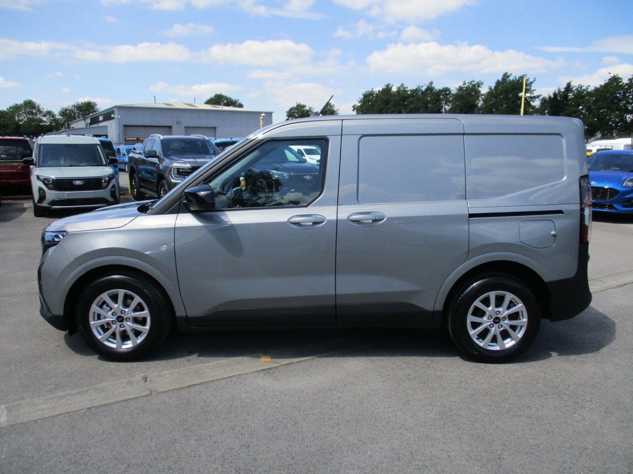 Ford Transit Courier Image 7