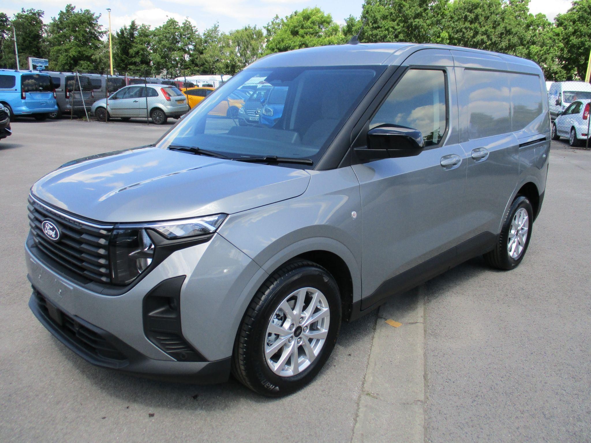 Ford Transit Courier Image 8