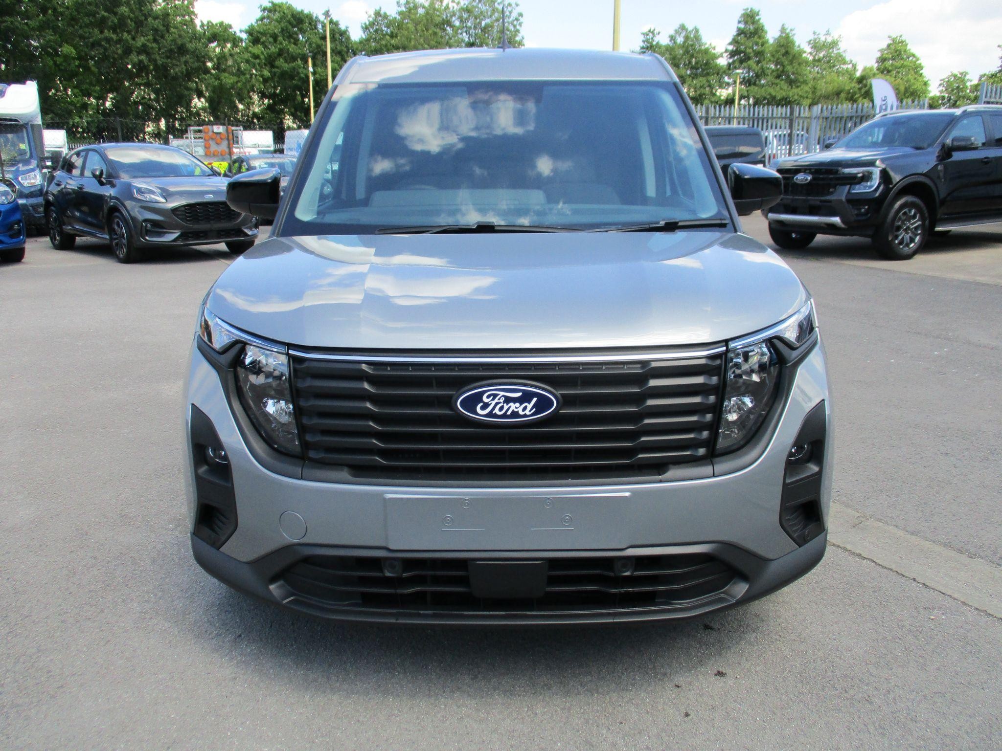 Ford Transit Courier Image 9