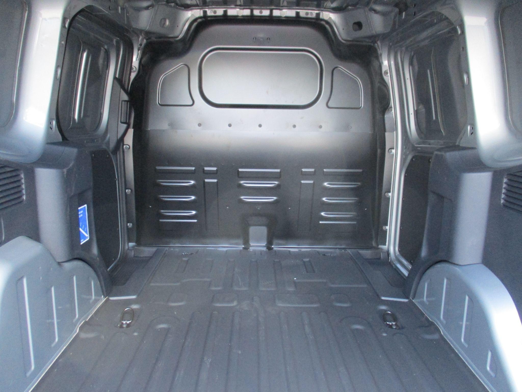 Ford Transit Courier Image 15