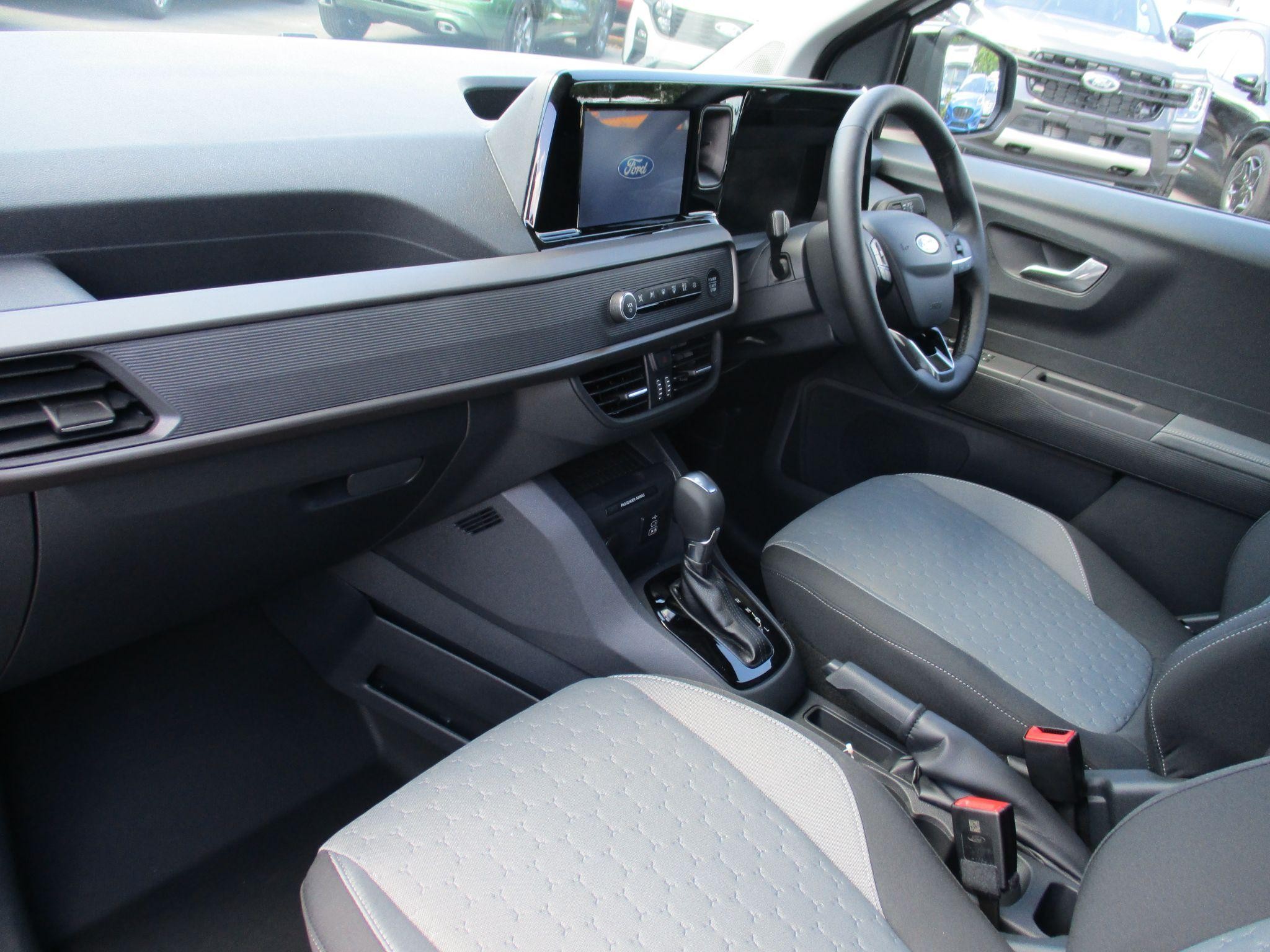 Ford Transit Courier Image 17