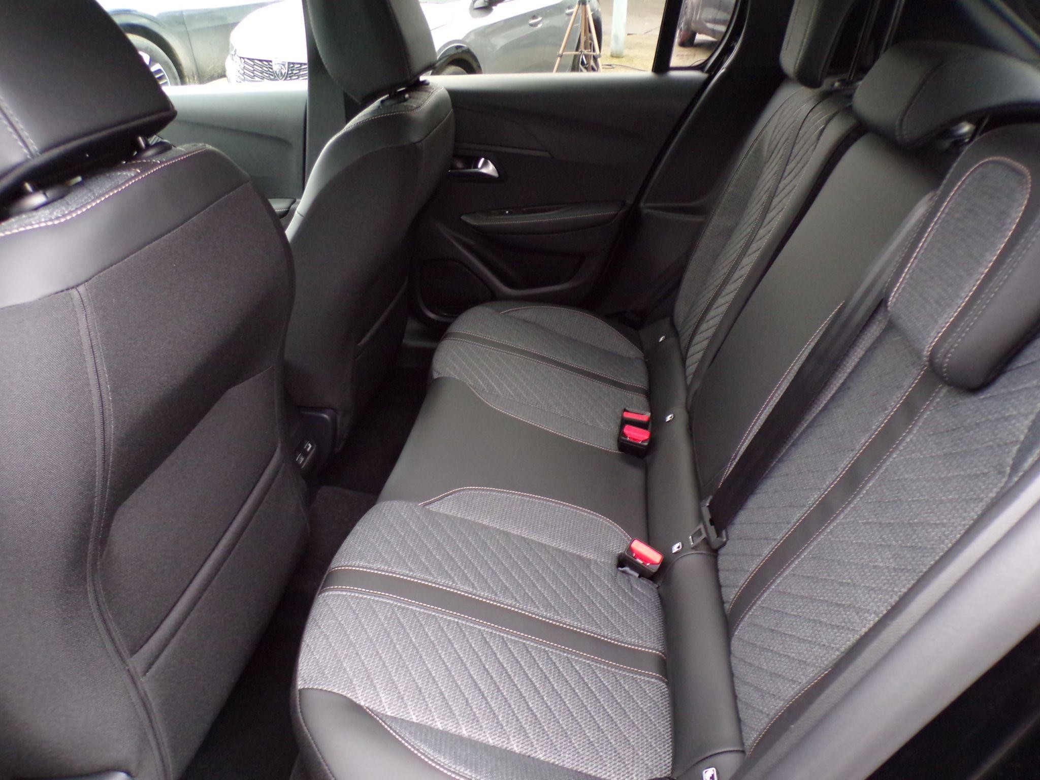 Peugeot 208 Image 17