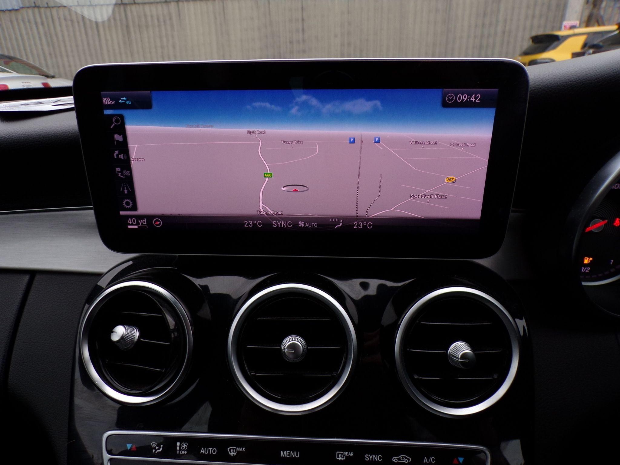 Mercedes-Benz C-Class Image 21