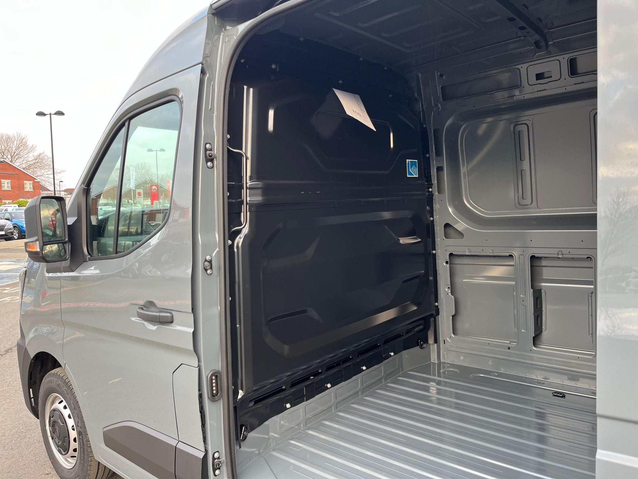 Nissan Interstar Image 8