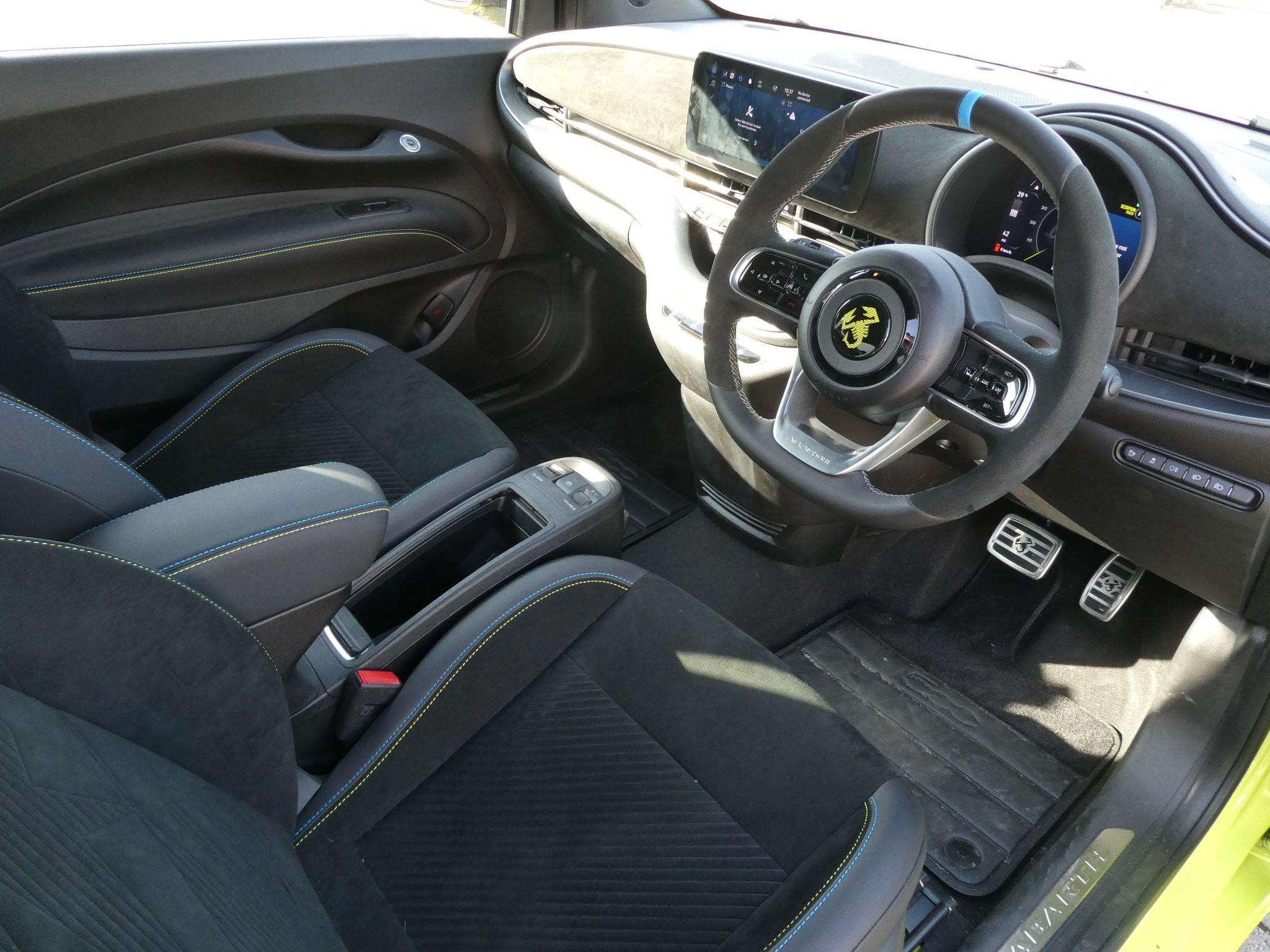 Abarth 500e Cabrio Image 13