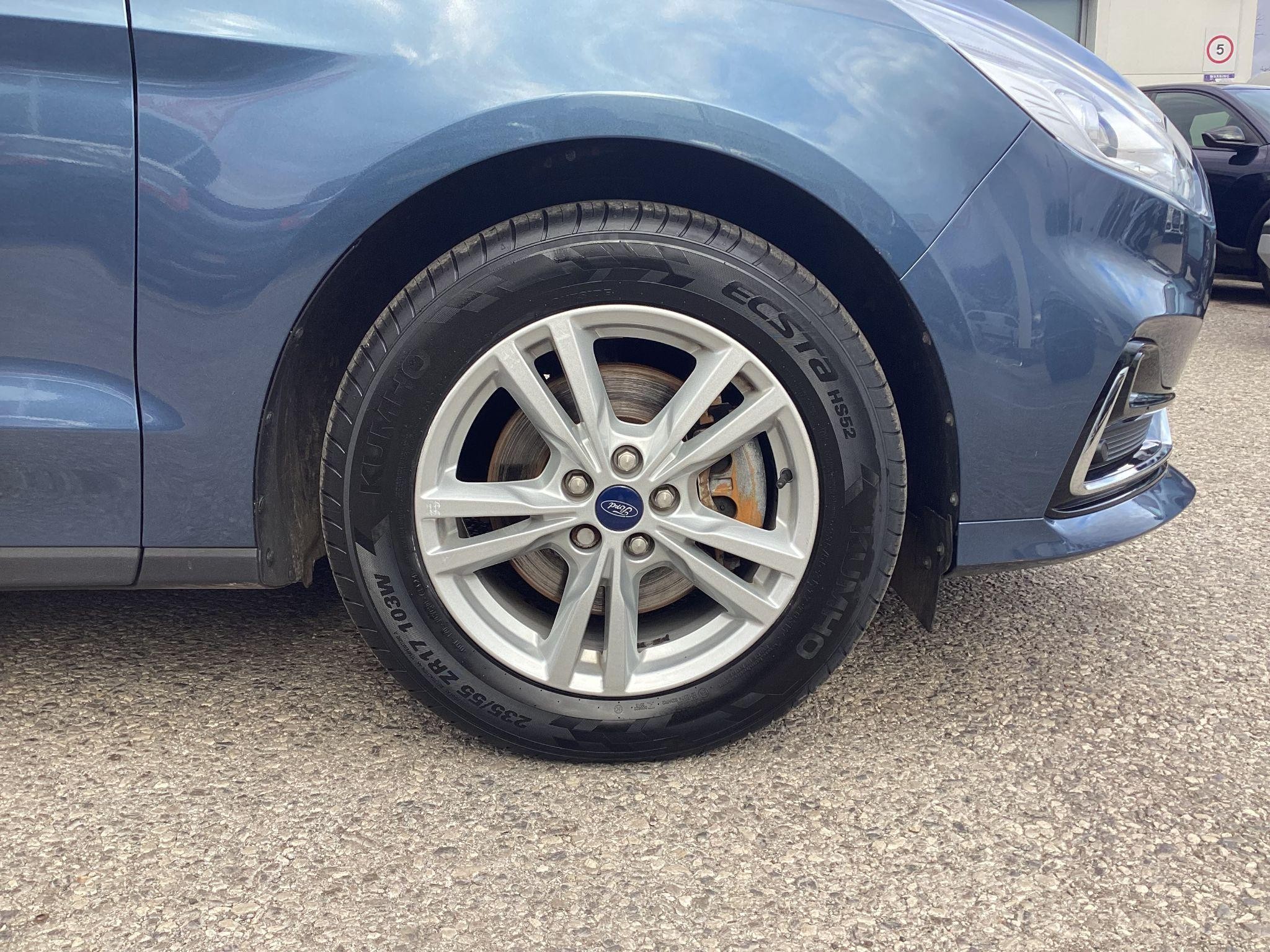 Ford Galaxy Image 9