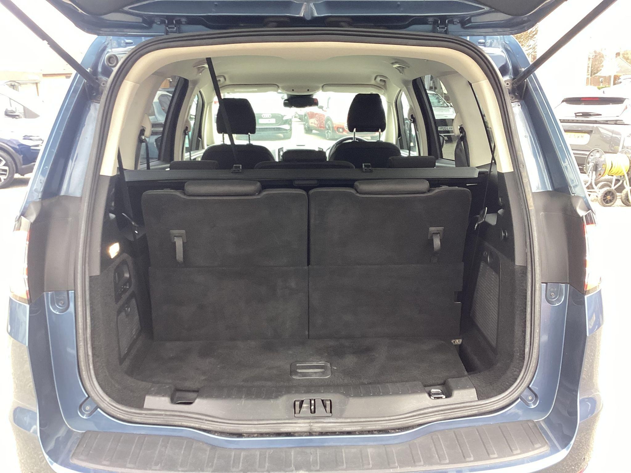 Ford Galaxy Image 12