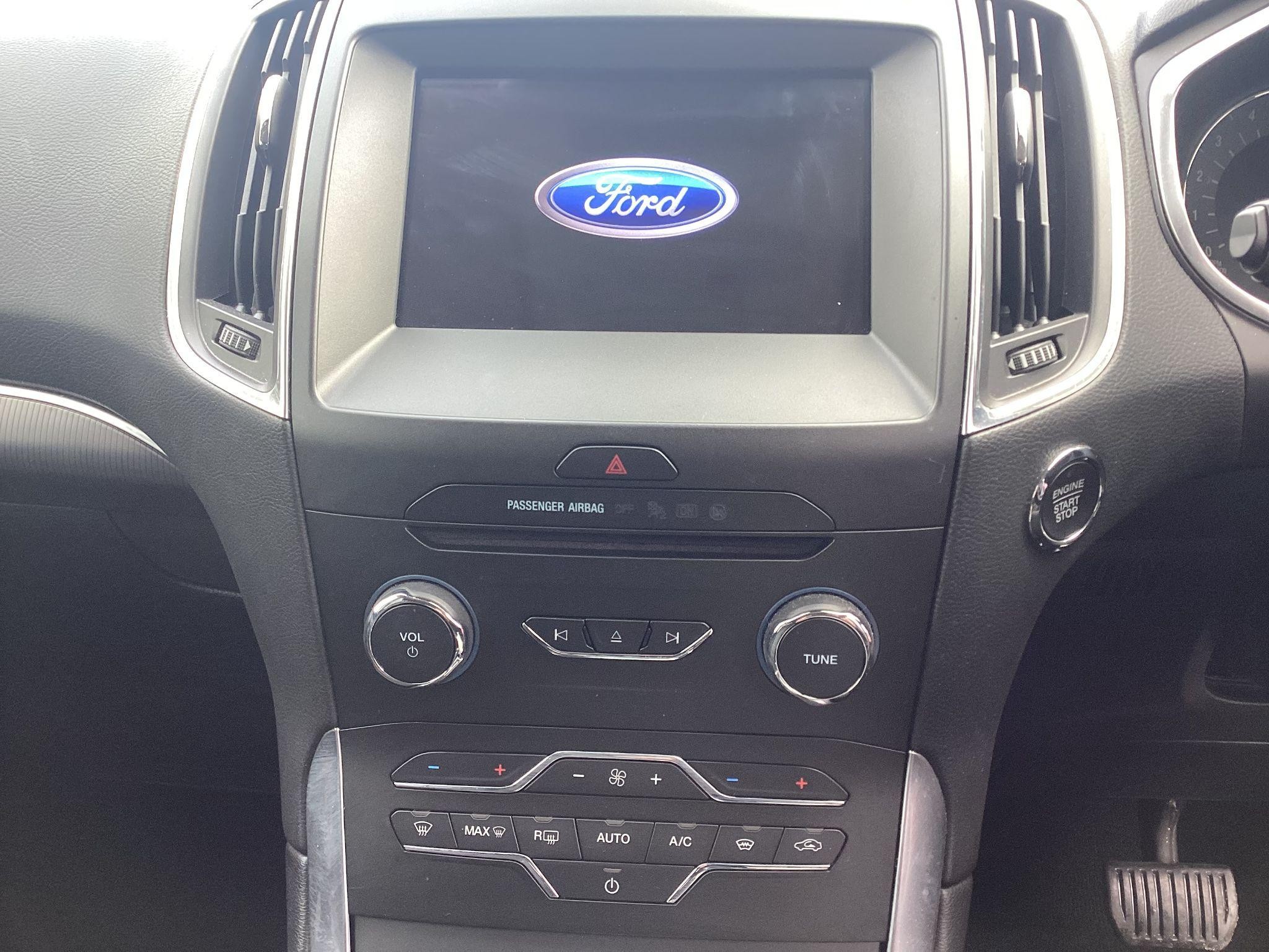 Ford Galaxy Image 17