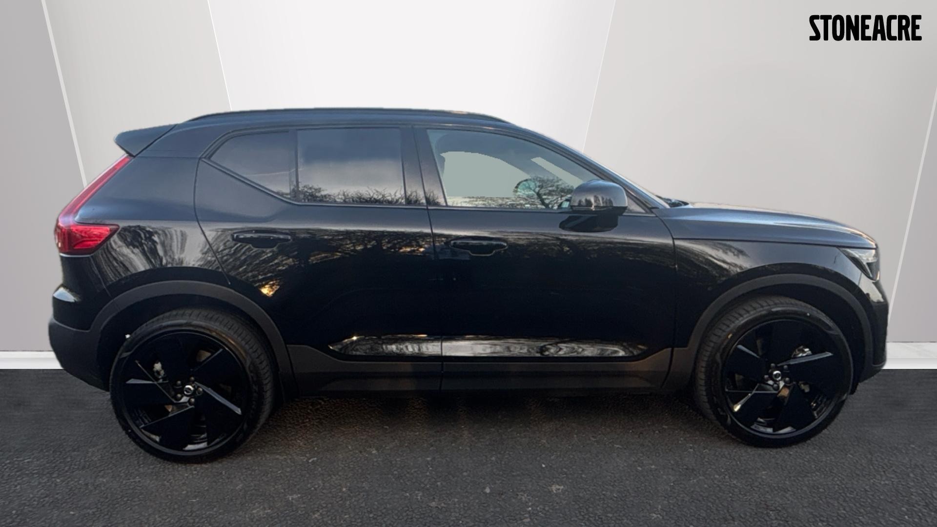 Volvo EX40 Image 3