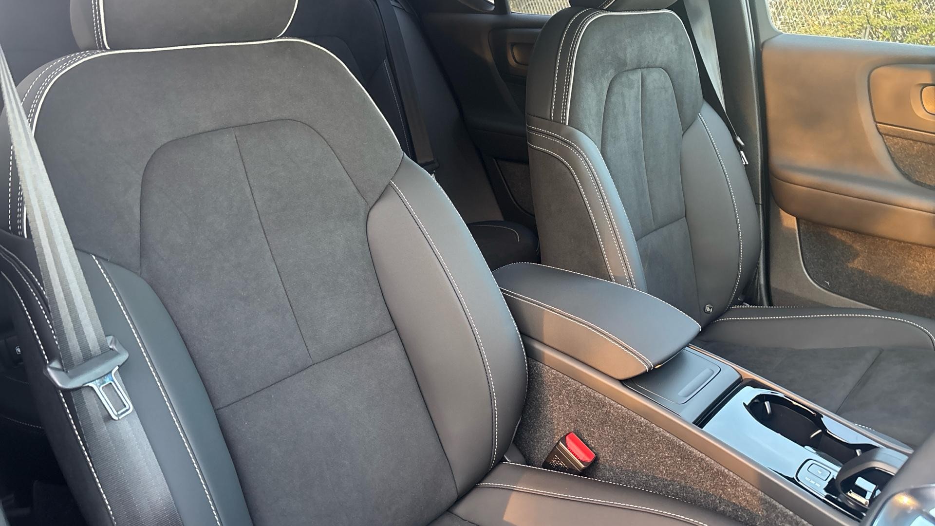 Volvo EX40 Image 9