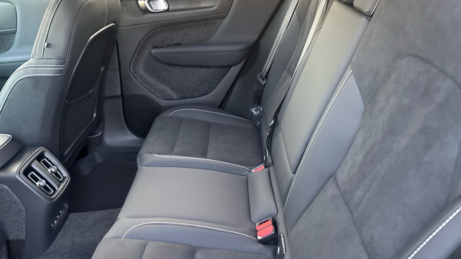 Volvo EX40 Image 10