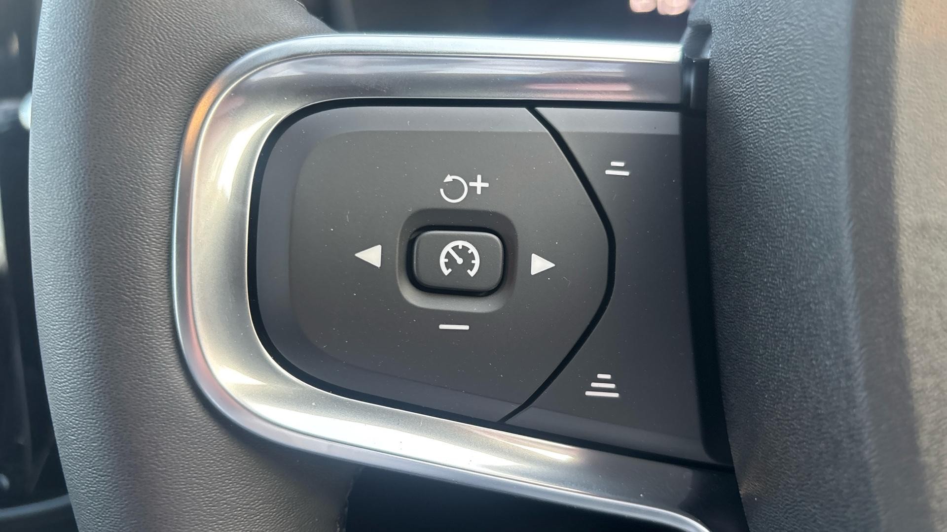 Volvo EX40 Image 18