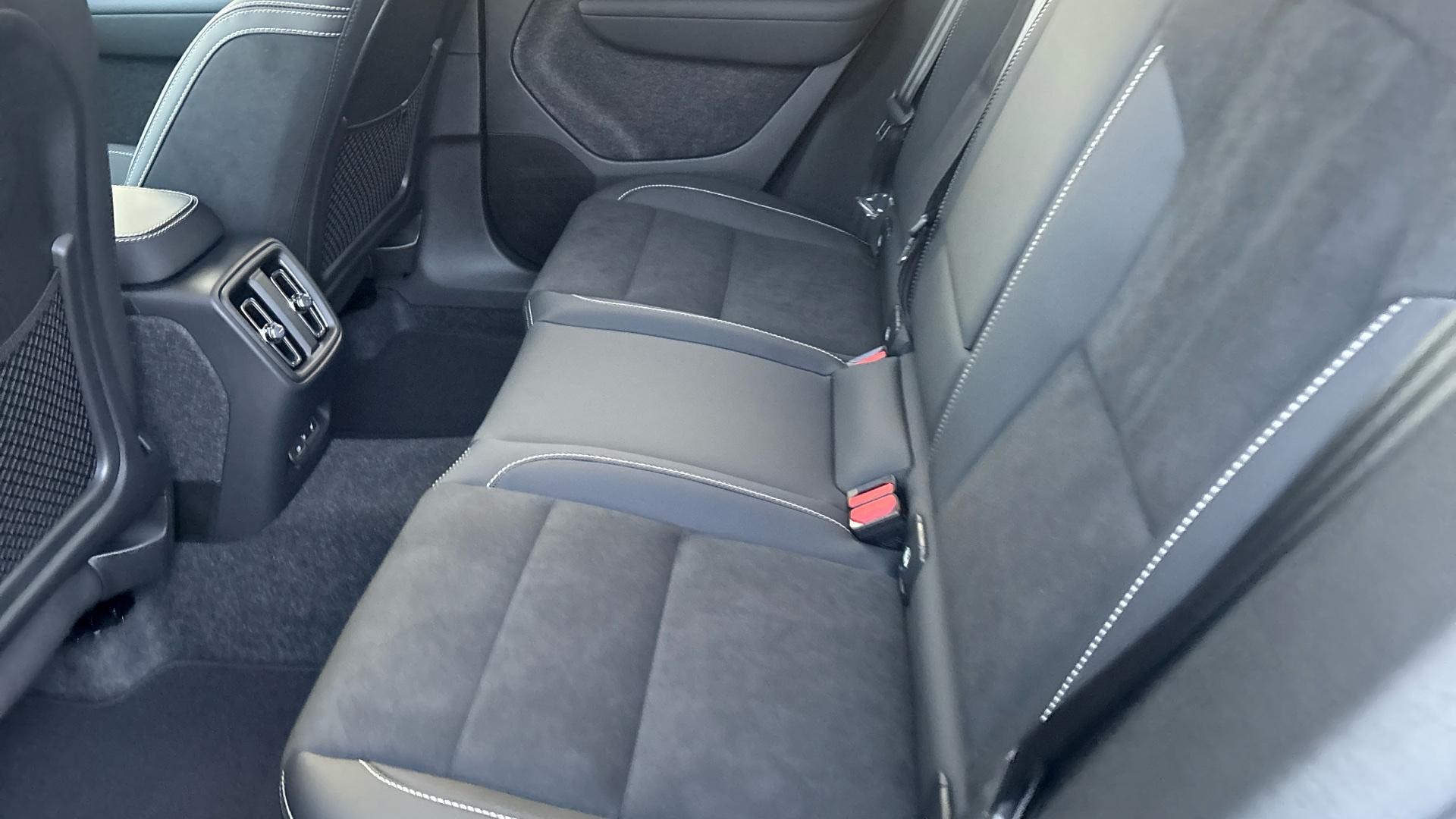 Volvo EX40 Image 26