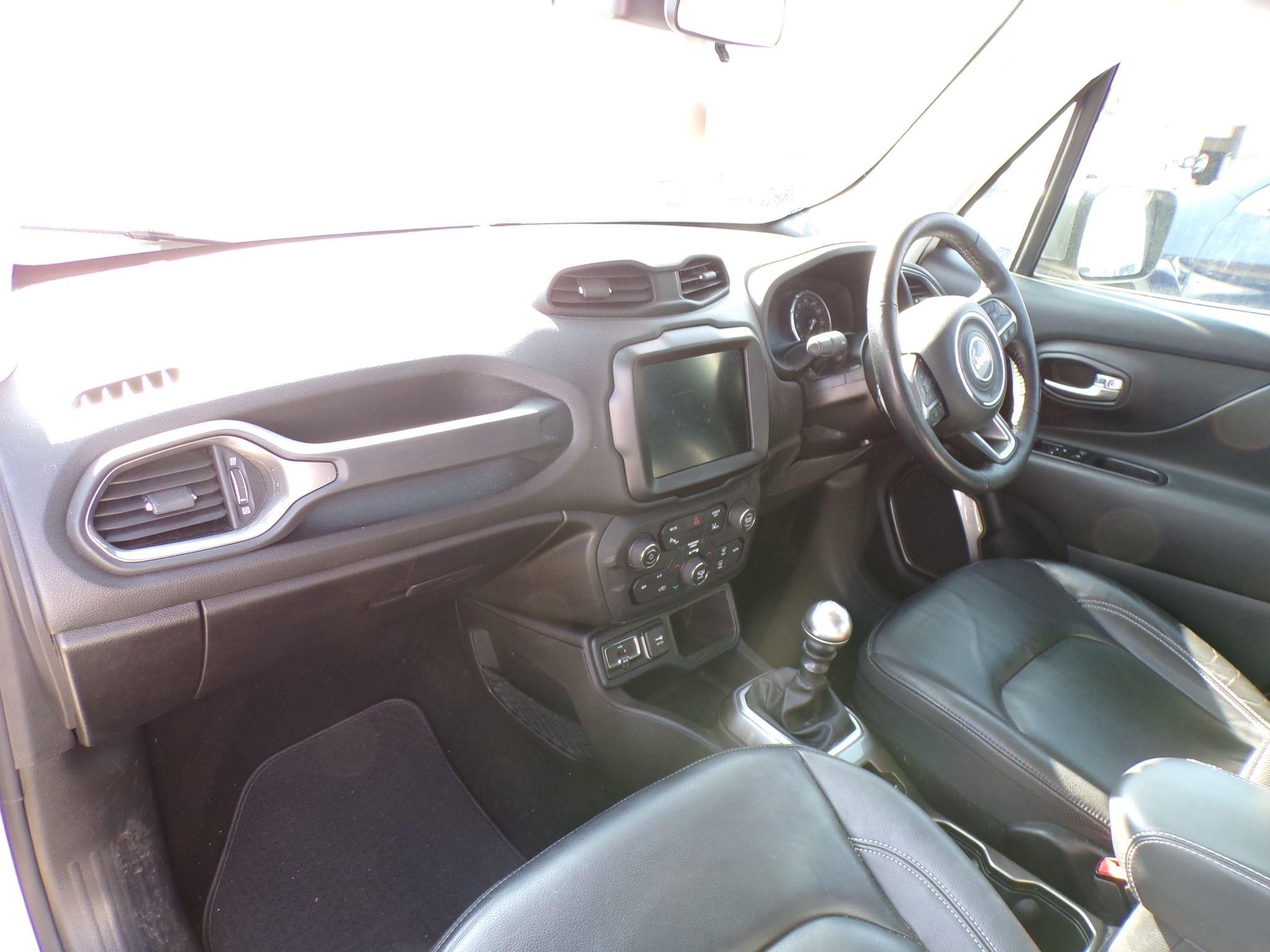 Jeep Renegade Image 12
