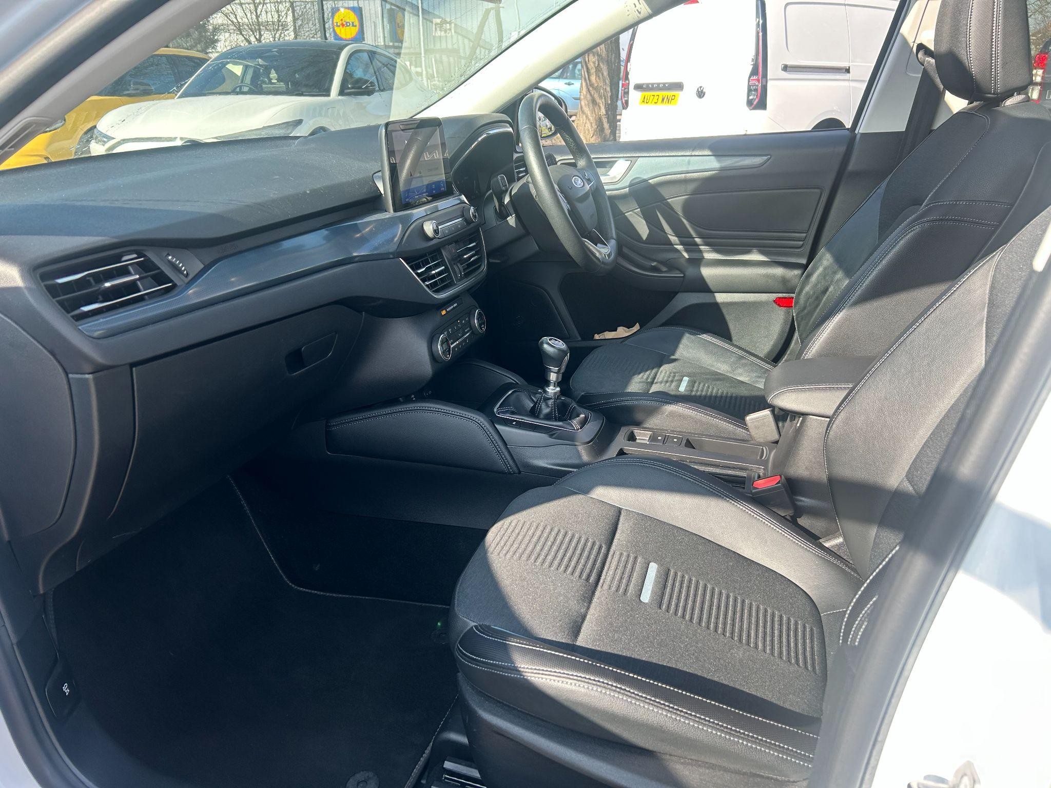 Ford Focus Image 16